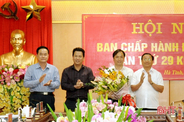 Các đại biểu tặng hoa chúc mừng tân Phó Bí thư Thường trực Tỉnh ủy Hà Tĩnh Hoàng Trung Dũng. Ảnh: Báo Hà Tĩnh 