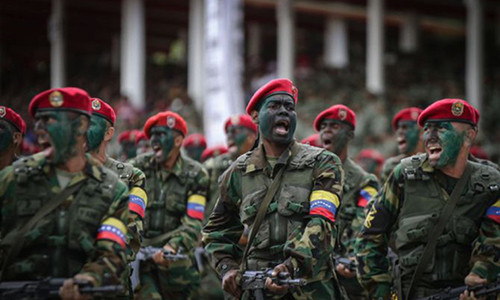 Quân nhân Venezuela tham gia lễ duyệt binh tại thủ đô Caracas. Ảnh: DPA.