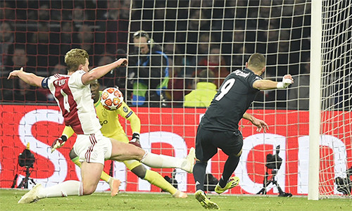 Cú ra chân gọn gàng mở tỷ số trước Ajax của Benzema. Tiền đạo người Pháp chạm mốc 60 bàn tại Champions League sau 110 trận, đạt hiệu suất trung bình 0,54 bàn mỗi trận. 