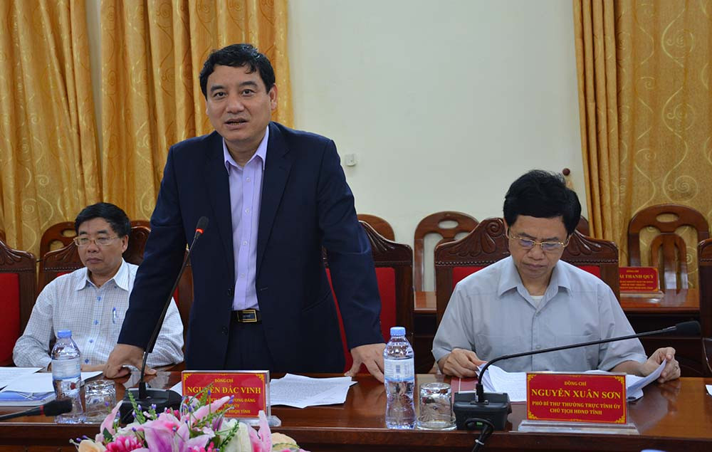 Đồng chí Bí thư Tỉnh ủy khẳng định, cao su là một trong các loại cây trồng chủ lực được ưu tiên phát triển của tỉnh. Ảnh: Phú Hương