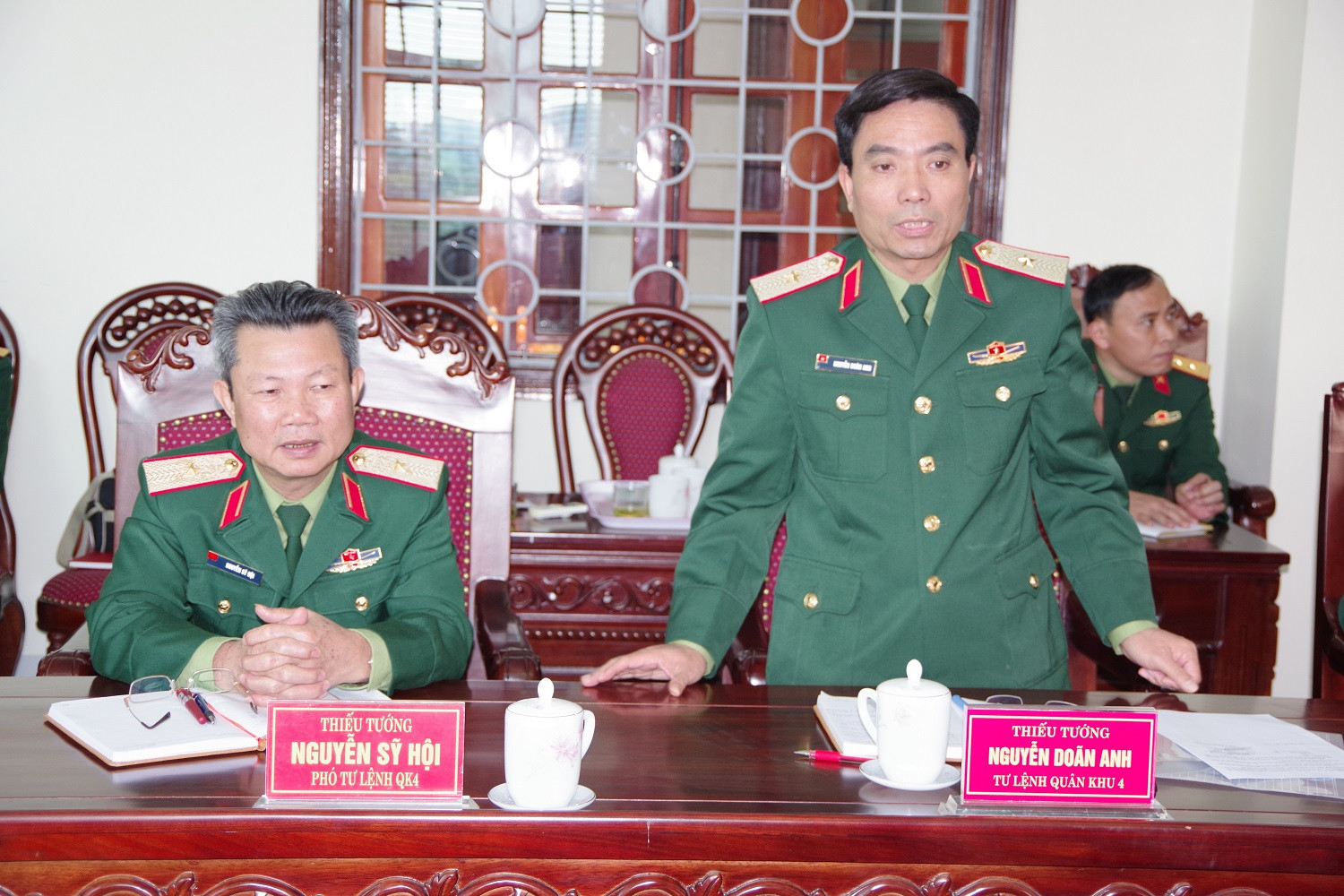 Thiếu tướng Nguyễn Doãn Anh, Tư lệnh Quân khu phát biểu đề xuất 5 nội dung công tác hậu cần với đoàn công tác TCHC (Phong Quang)