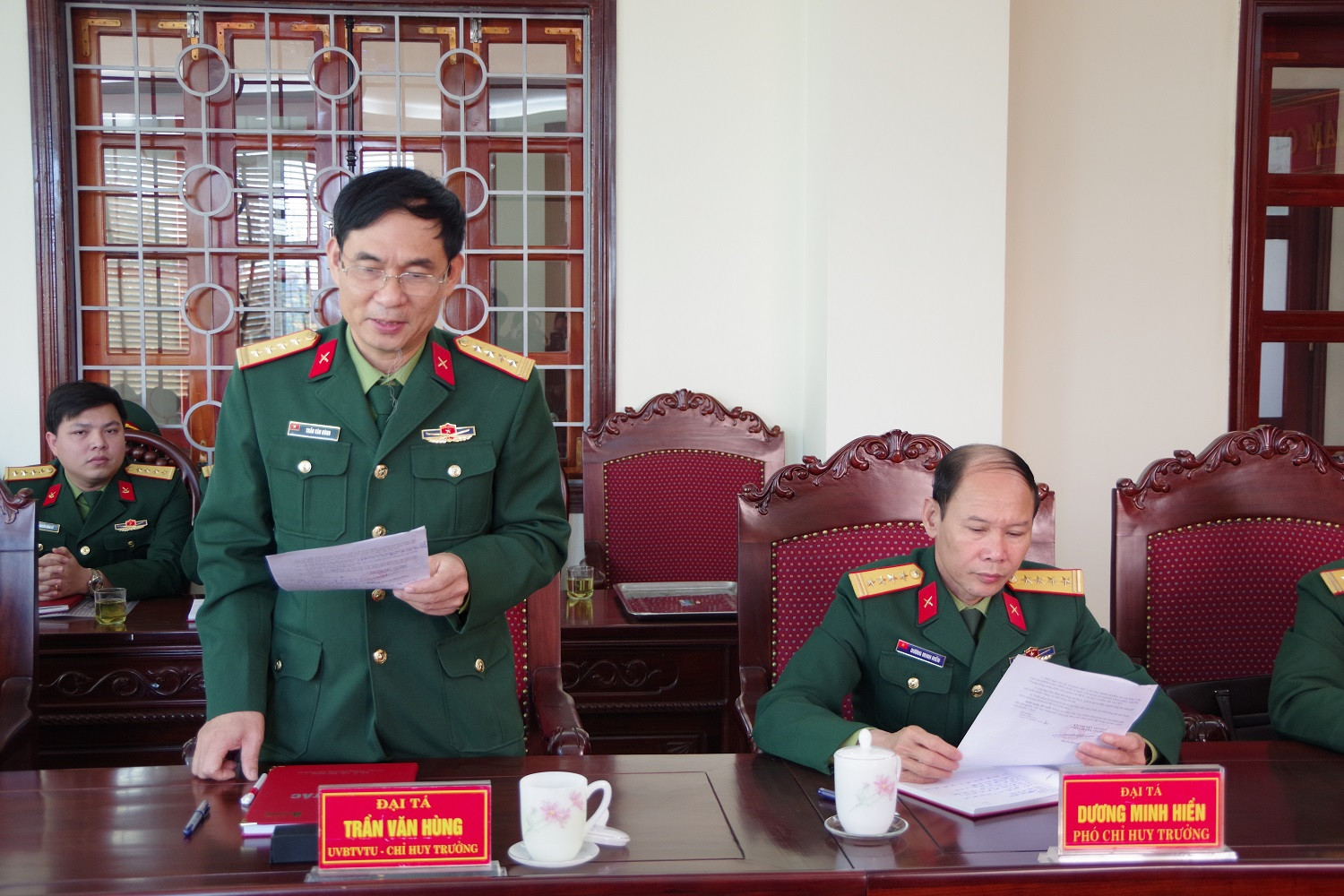 Đại tá Trần Văn Hùng, Ủy viên BTV Tỉnh ủy, Chỉ huy truongr Bộ CHQS tỉnh báo cáo kết quả công tác hậu cần chuẩn bị cho mùa huấn luyện 2019 của LLVT tỉnh (Hoàng Anh)