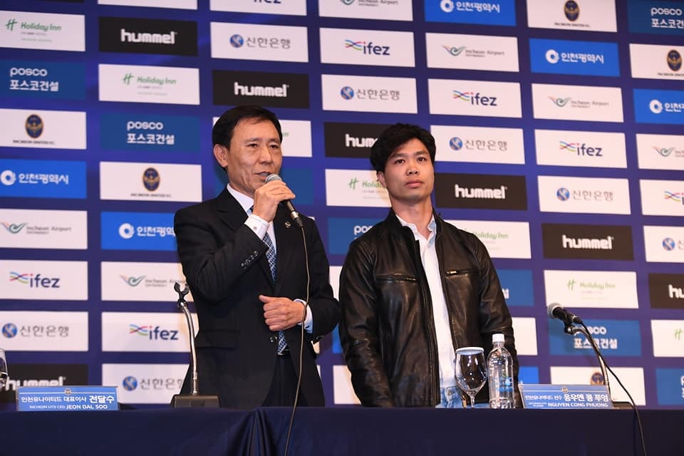 Công Phượng trong buổi ra mắt đội bóng Hàn Quốc. Ảnh: CLB Incheon United