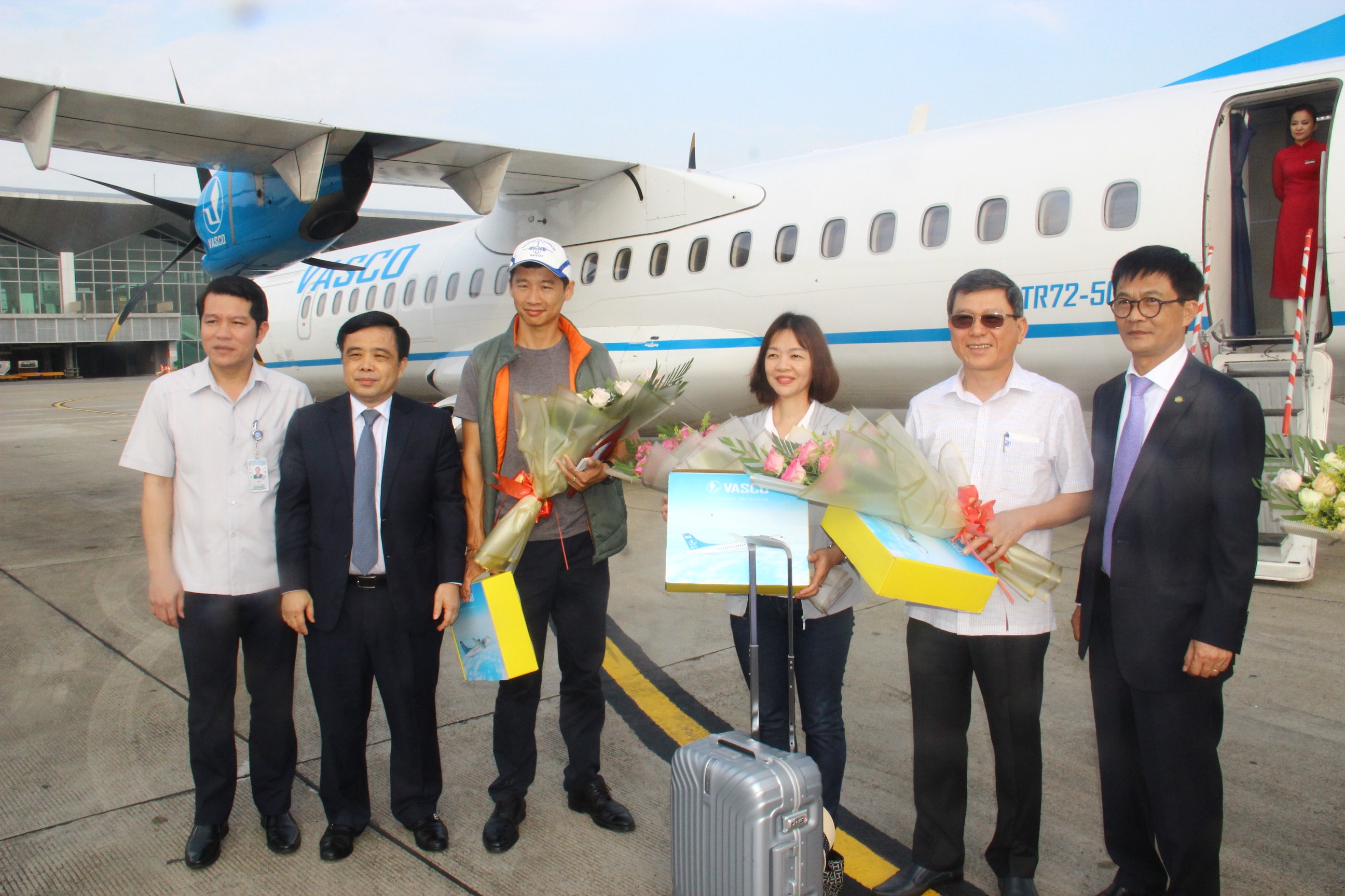 Tặng hoa cho những khách hàng đầu tiên. Ảnh: Hoàng Vĩnh