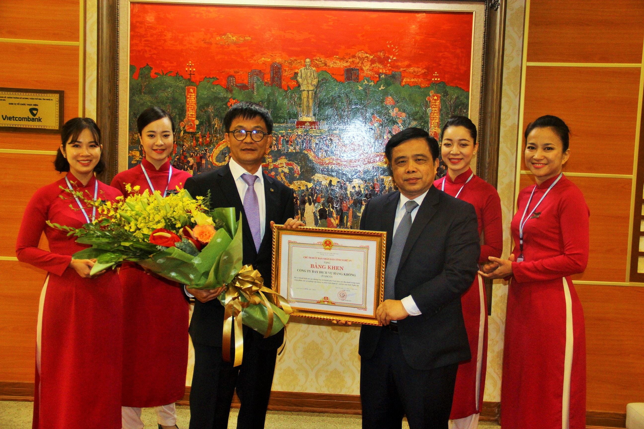 Trao Bằng khen của UBND tỉnh cho Công ty. Ảnh Hoàng Vĩnh 