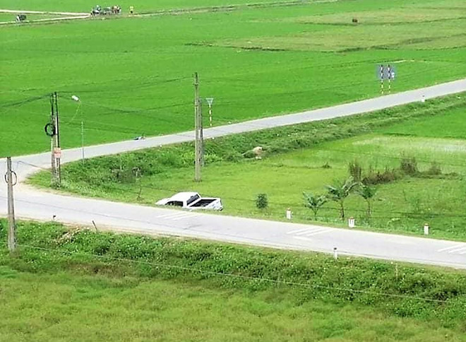 Chiếc xe bán tải của nhóm người nghi mang ma túy lao xuống ruộng. Ảnh: H.T.