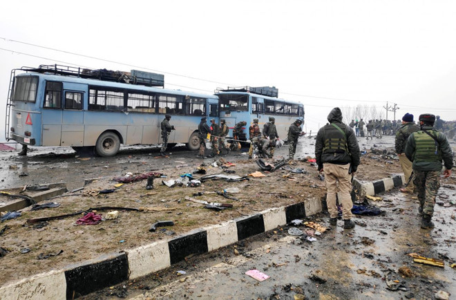 Cảnh sát nghiên cứu hiện trường vụ đánh bom xe ở Kashmir /// Reuters