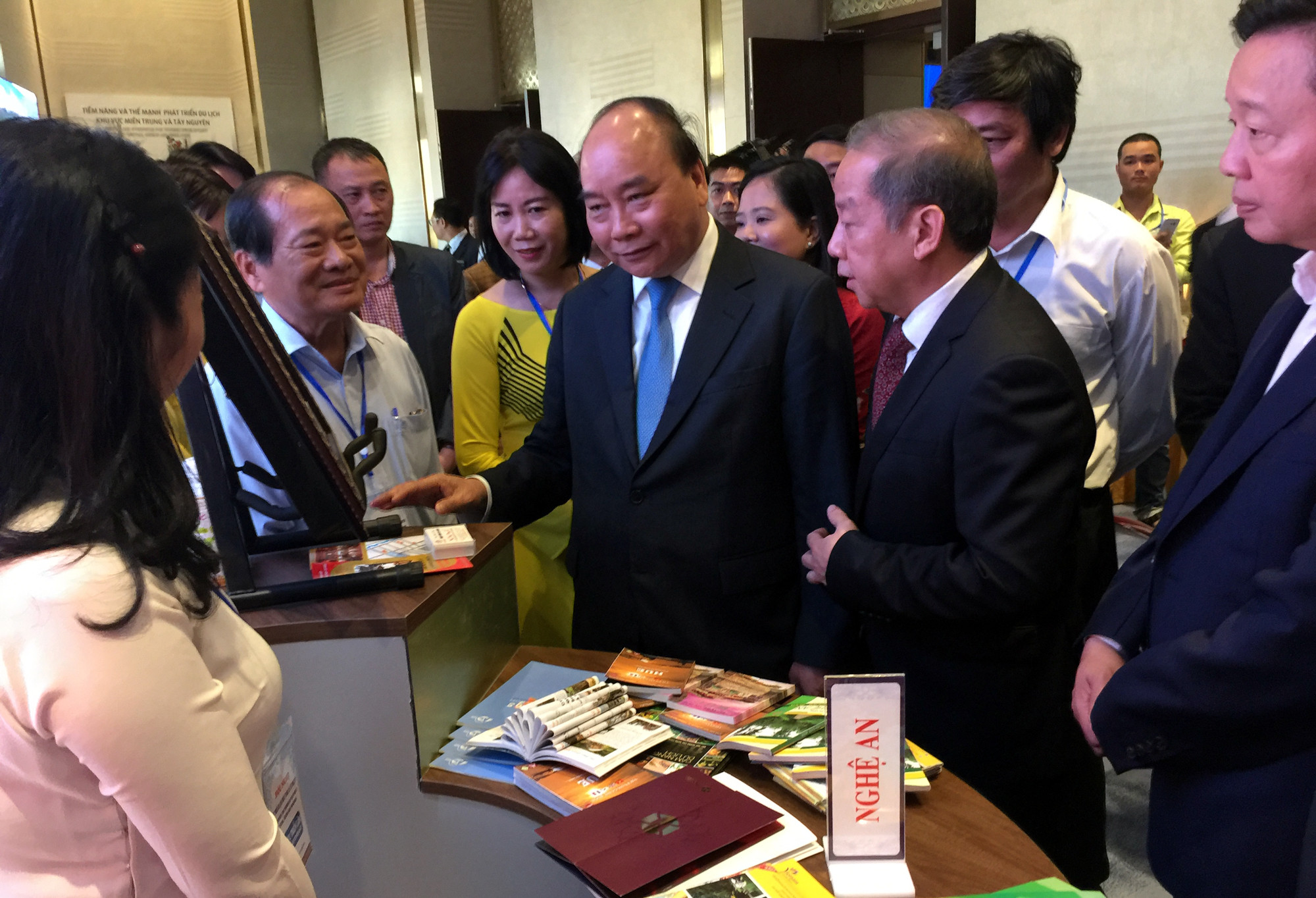 Thủ tướng Nguyễn Xuân Phúc tìm hiểu về thông tin du lịch Nghệ An. Ảnh: Vương Bằng