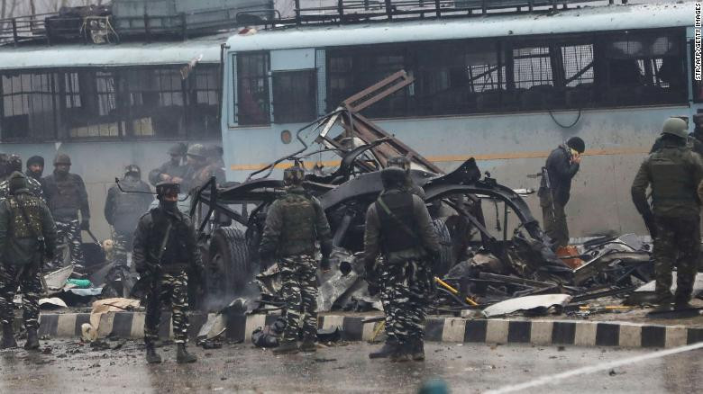 Lực lượng chức năng Ấn Độ điều tra hiện trường sau vụ tấn công. Ảnh: CNN
