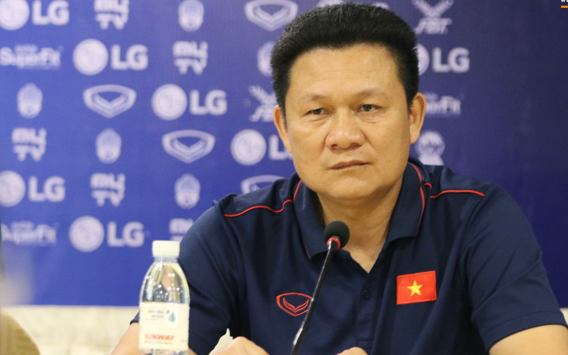 HLV Nguyễn Quốc Tuấn khen ngợi các cầu thủ ghi bàn. Ảnh: Sport 5