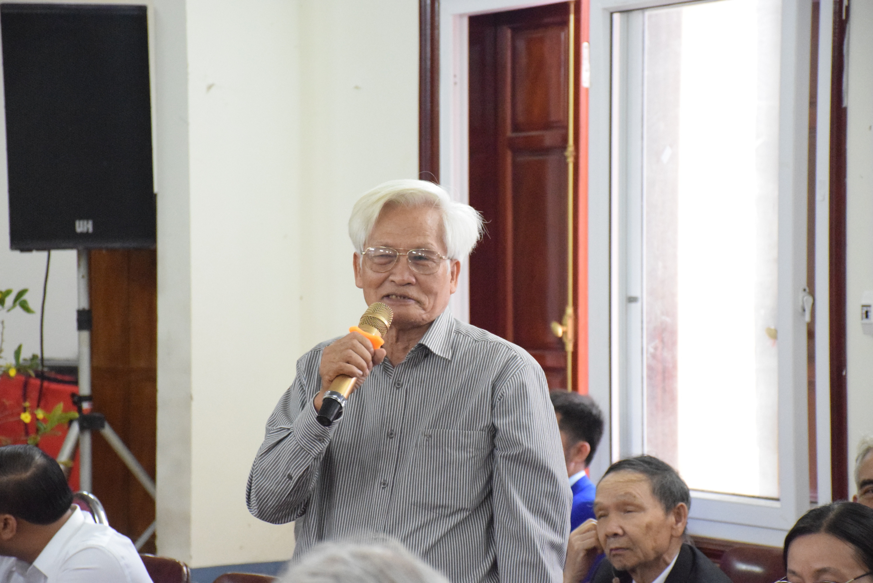 Ông Ngô Đức Tiến, chi hội trưởng Chi hội văn nghệ huyện Yên Thành phát biểu ý kiến tại buổi gặp gỡ. Ảnh: Xuân Hoàng