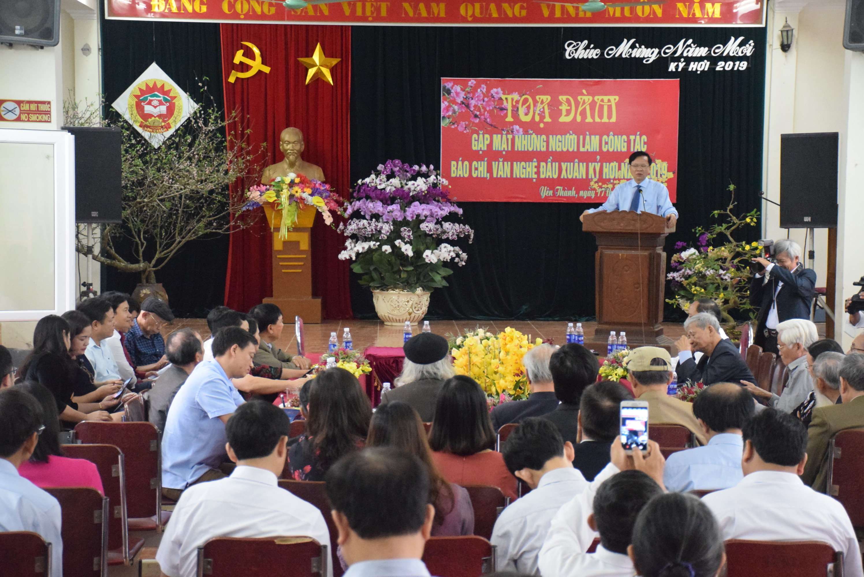 Toàn cảnh buổi gặp gỡ những người làm công tác báo chí và văn nghệ đầu xuân Kỷ Hợi 2019 của Huyện ủy, HĐND, UBND huyện Yên Thành. Ảnh: Xuân Hoàng