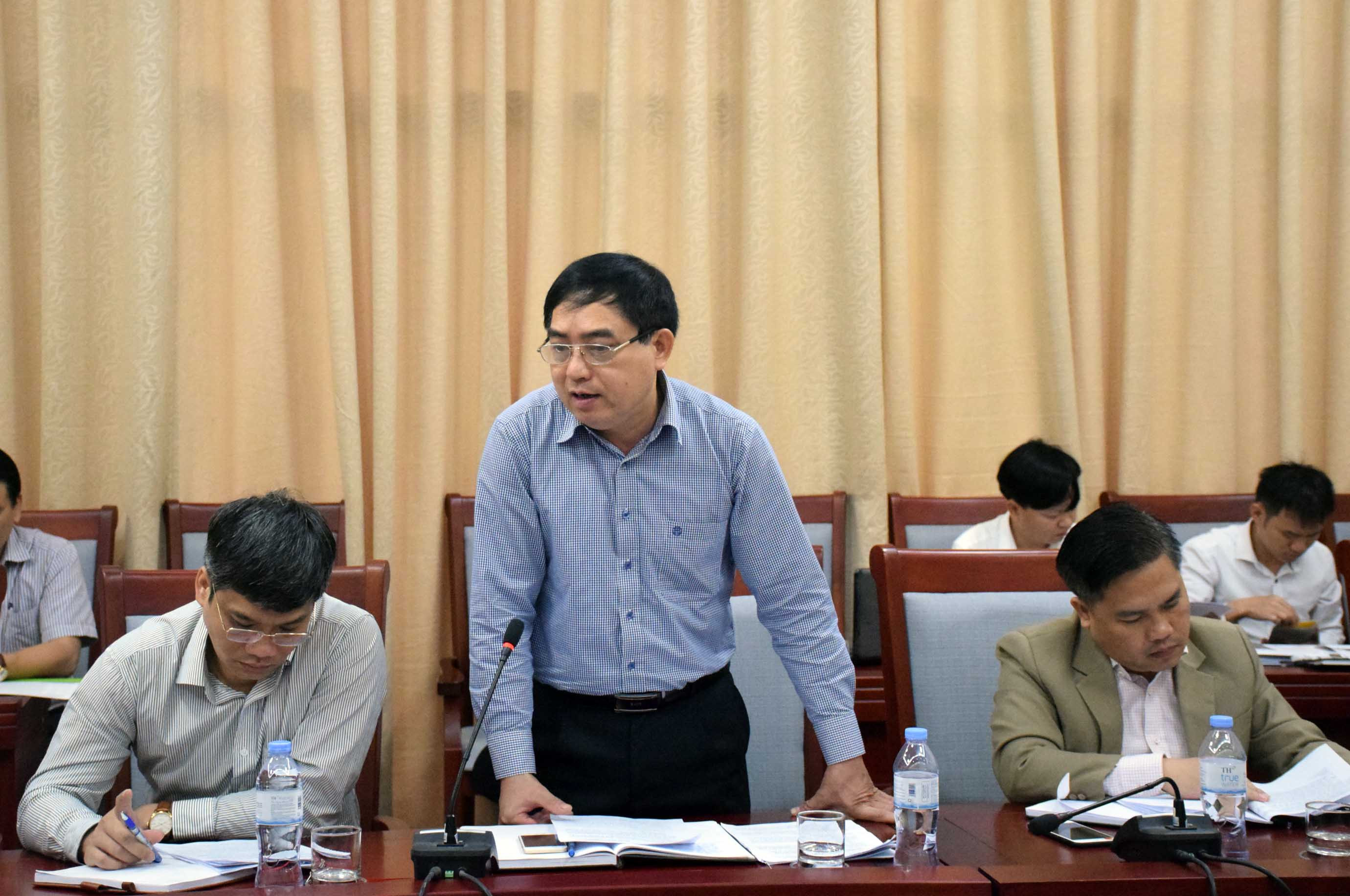 Ông Hồ Sỹ Hải - Phó Chủ tịch UBND huyện Nam Đàn báo cáo kế hoạch chuẩn bị tổ chức hội nghị. Ảnh: Xuân Hoàng