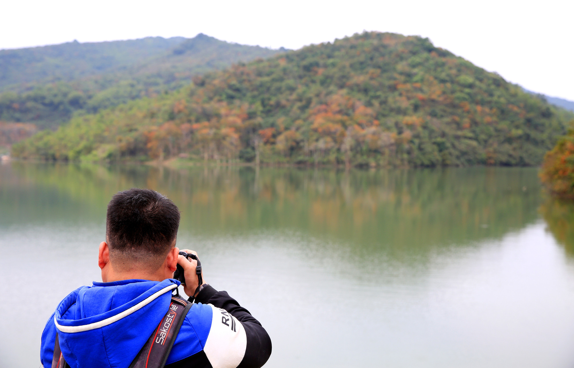 Cây săng lẻ soi bóng xuống màu nước trong xanh của dòng sông Lam là cảm hứng bất tận cho những người thích khám phá, cho các tay máy chuyên và không chuyên.  