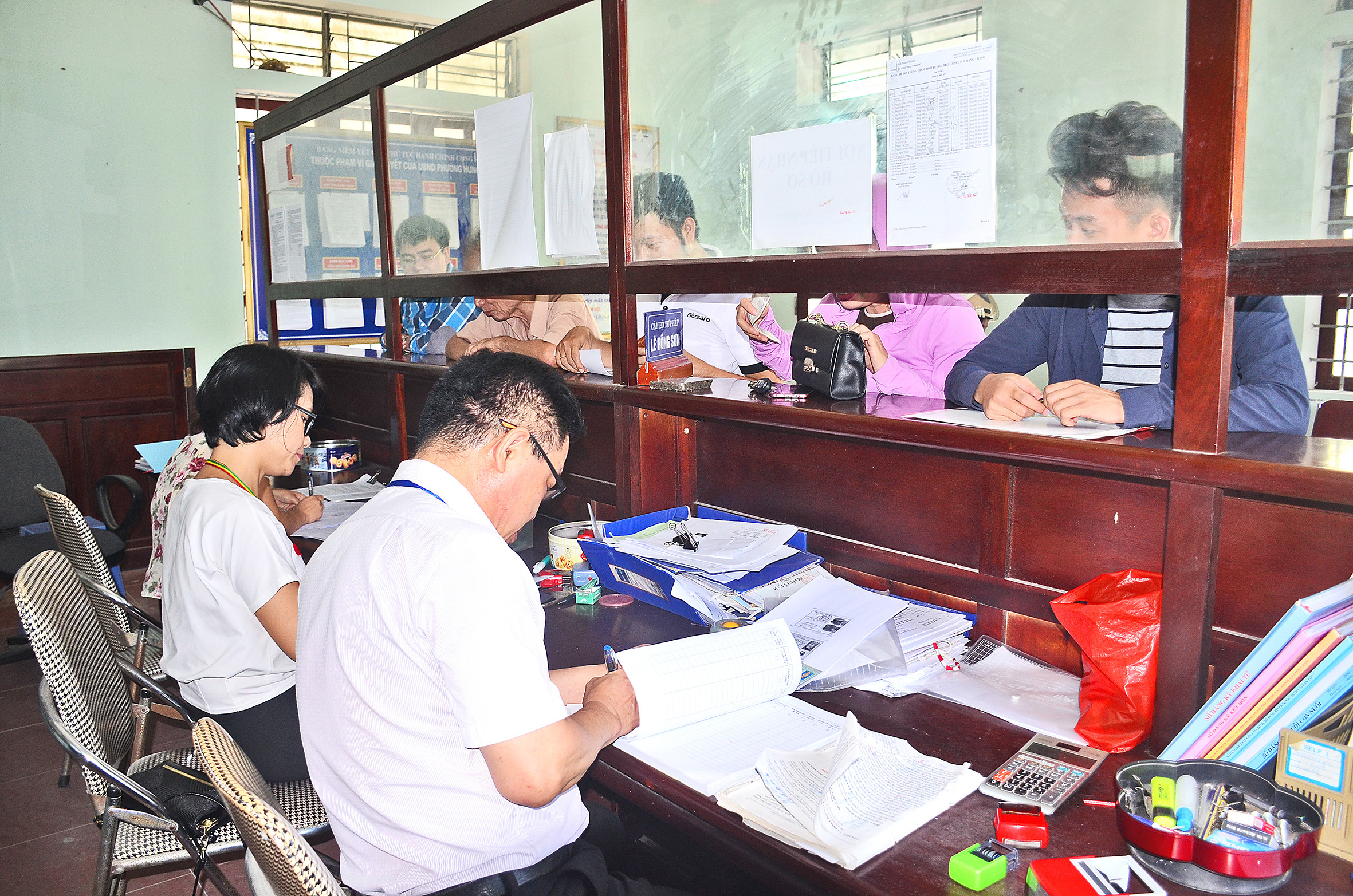Giao dịch tại bộ phận một cửa ở phường Hưng Bình (TP. Vinh). Ảnh tư liệu