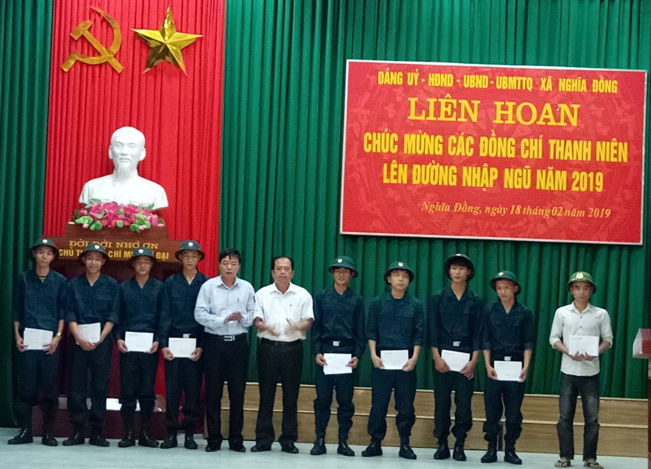 Lãnh đạo xã Nghĩa Đồng (Tân Kỳ) tặng quà động viên các tân binh lên đường nhập ngũ. Ảnh: Phương Hảo