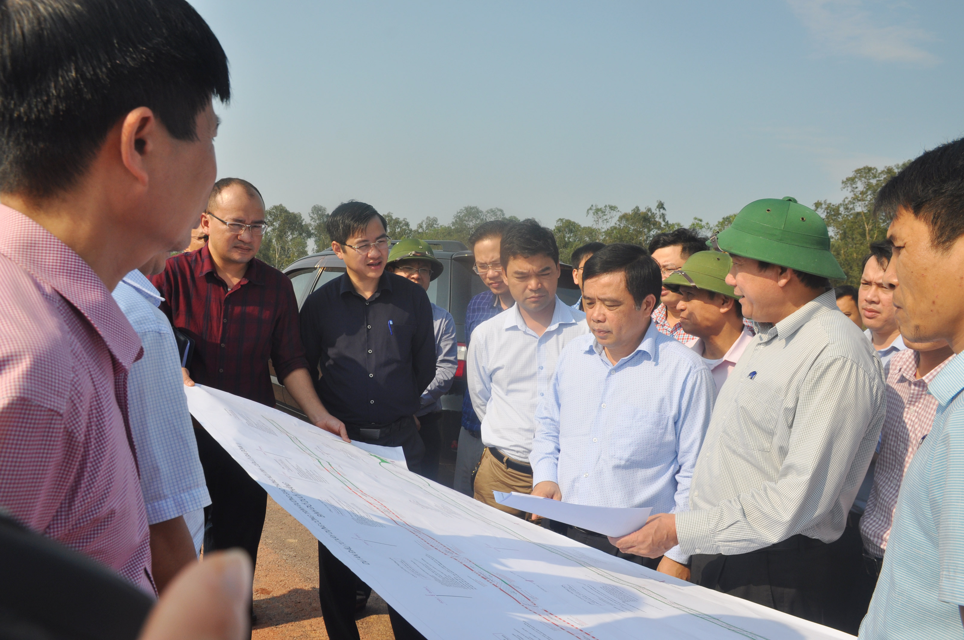 Lãnh đạo Thành phố Vinh báo cáo tình hình giải phóng mặt bằng dự án đoạn qua xã Nghi Phú, Nghi Đức. Ảnh: Thu Huyền 