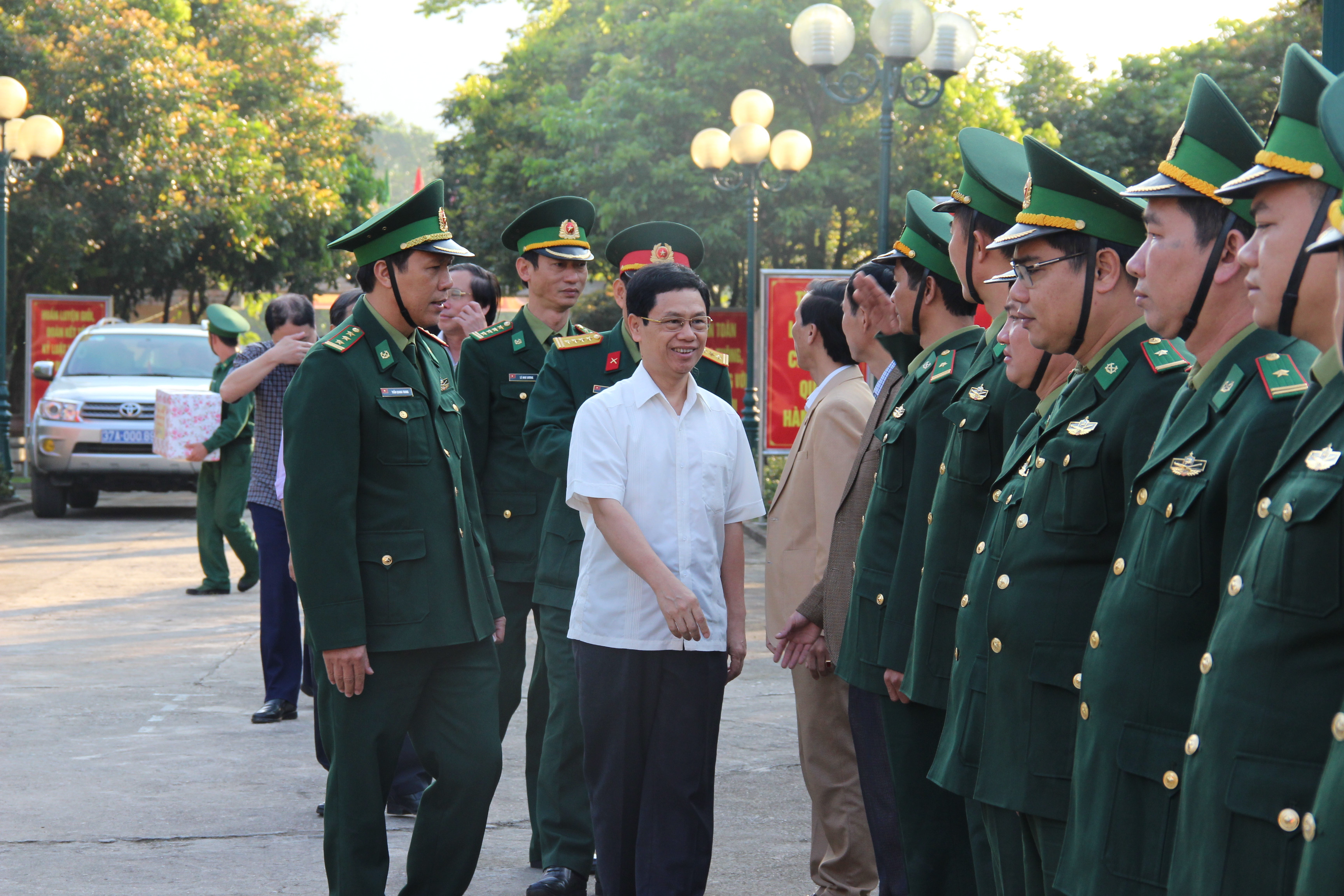 Đoàn công tác Tỉnh ủy thăm cán bộ chiến sỹ Đồn Biên phòng Hạnh Dịch. Ảnh: Hoài Thu