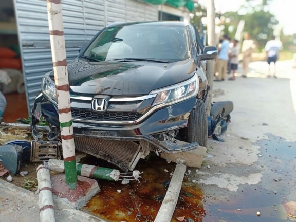 Đầu ô tô nát bét sau khi đâm đổ cột điện. Ảnh: Hồng Hải