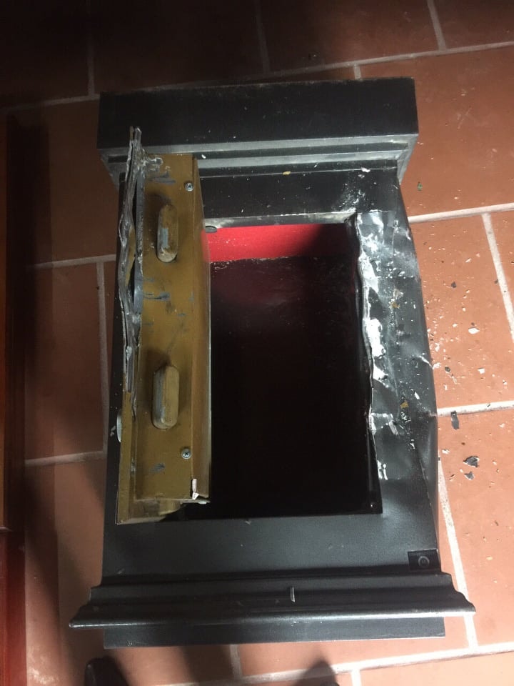 Két sắt tại chùa Yên Duệ bị kẻ gian đập phá lấy tiền công đức. Ảnh: Hữu Tình