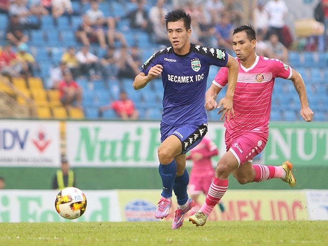 Nguyễn Tiến Linh (áo xanh) là sát thủ hàng đầu ở V.League hiện nay. Ảnh: plo.vn