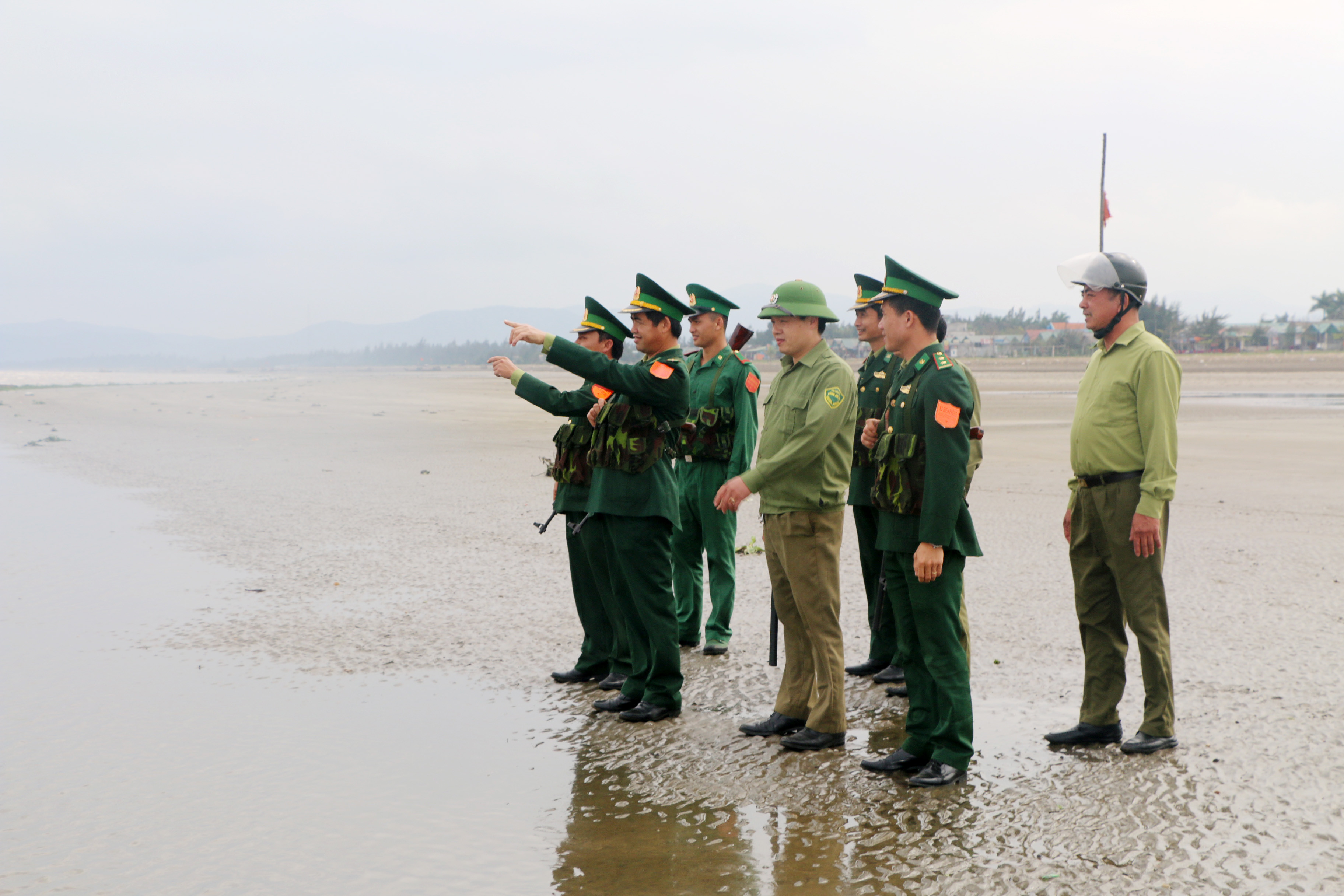 cán bộ, chiến sỹ đồn biên phòng diễn hành phối hợp cùng với các lực lượng dân quân, công an xã tuần tra trên biển