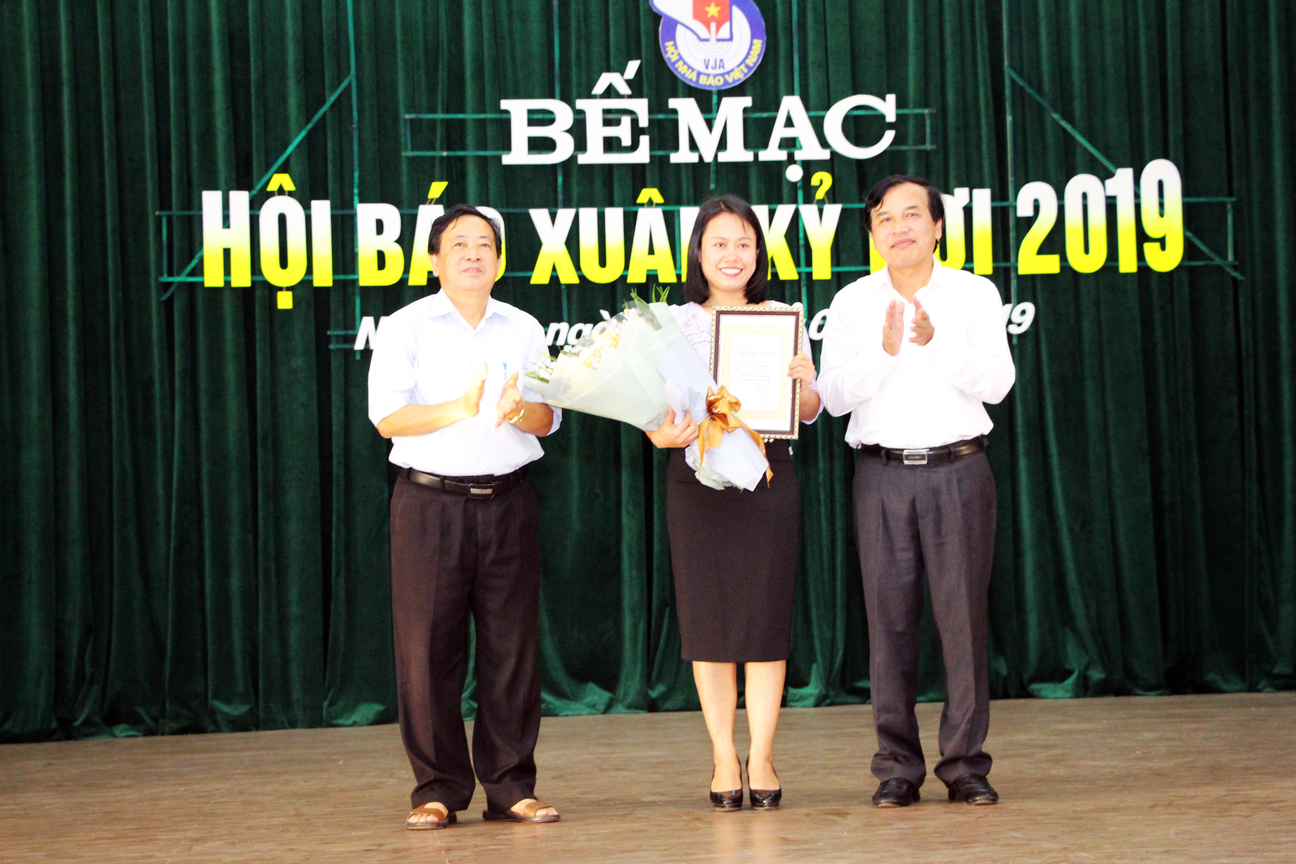 Nhà báo Khánh Ly và nhóm tác giả Đài PT-TH Nghệ An được trao giải A cho tác phẩm truyền hình: 