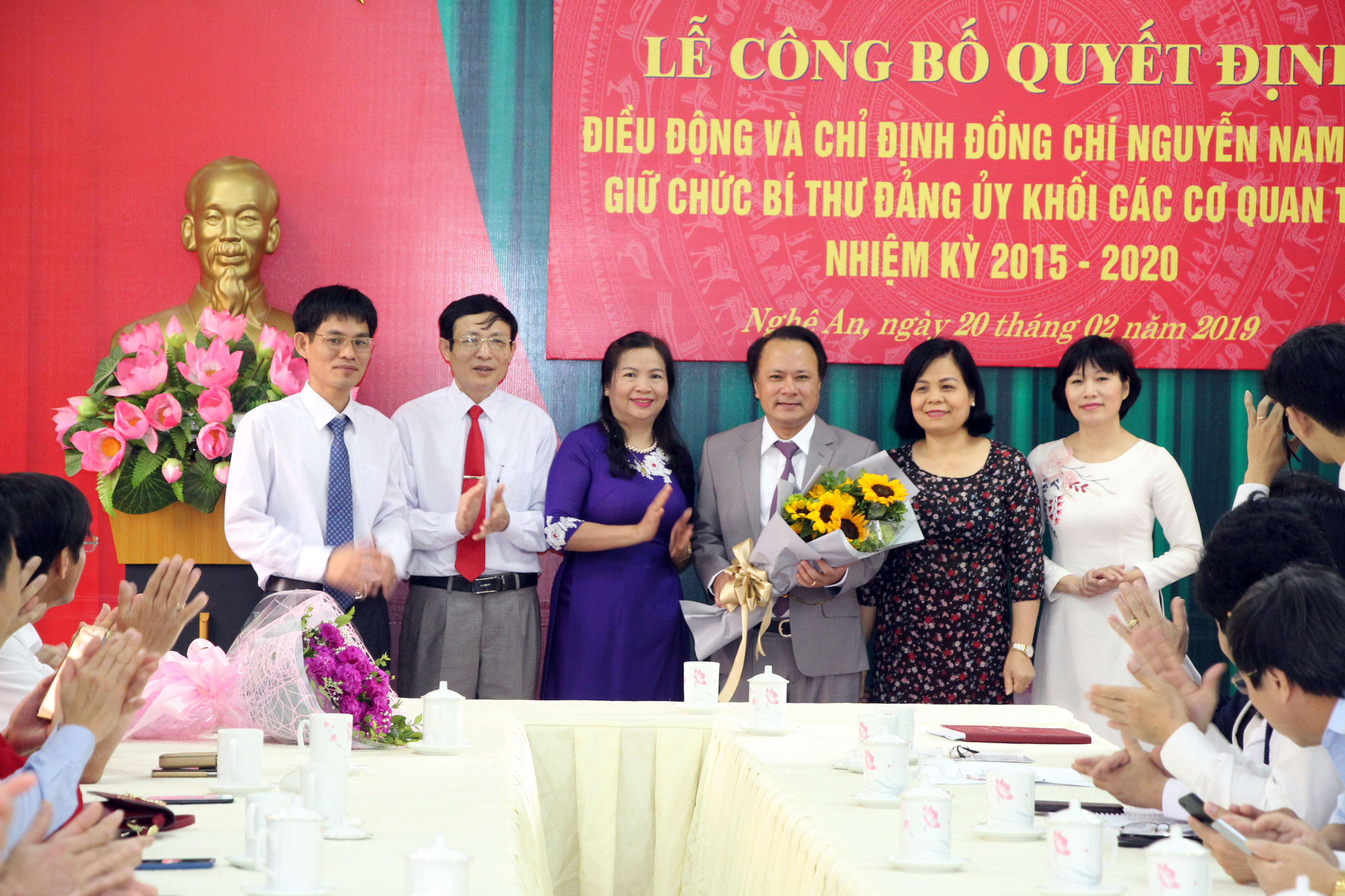 Các đồng chí lãnh đạo Đảng ủy Khối cơ quan tỉnh tặng hoa chúc mùng đồng chí Nguyễn Nam Đình