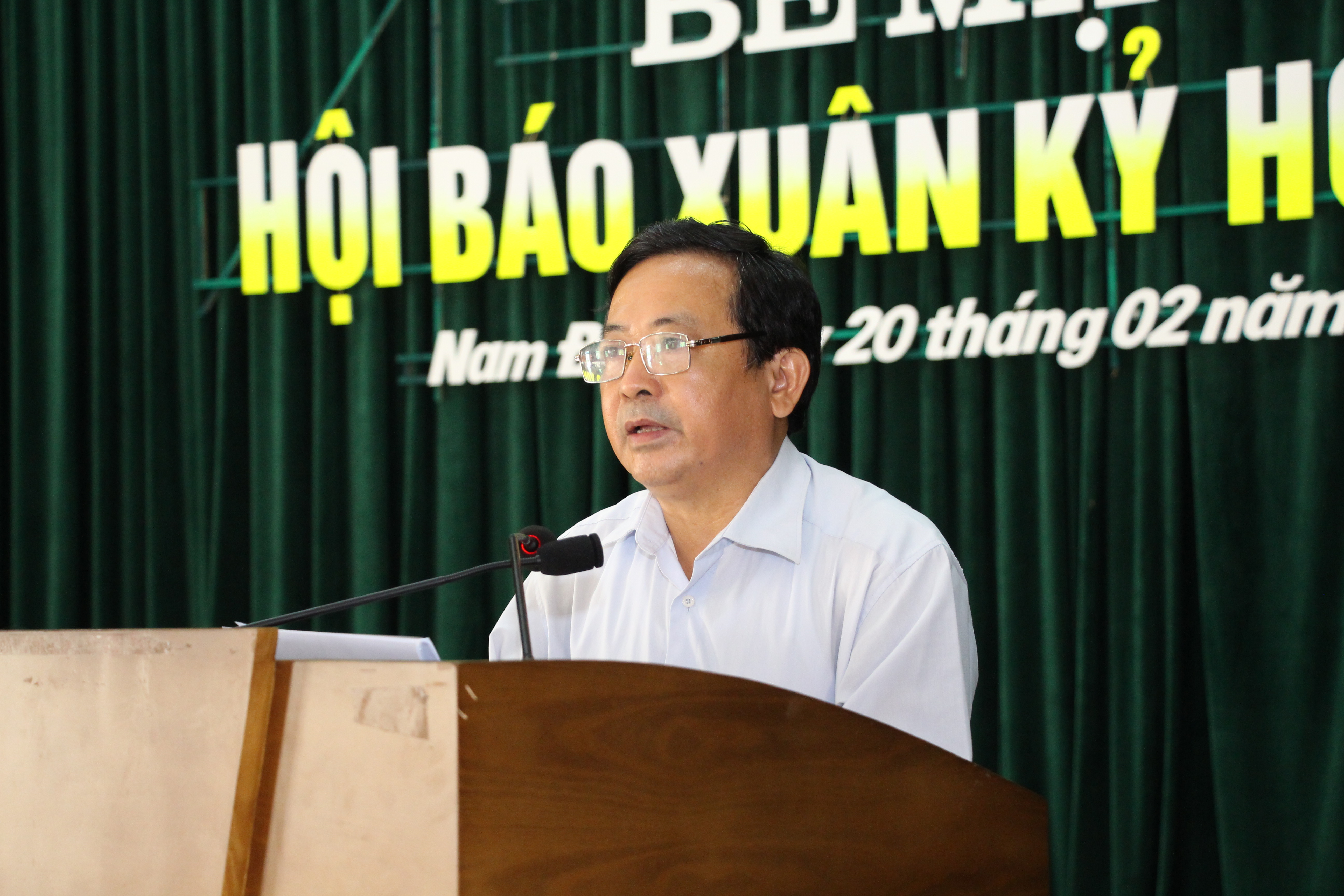 Chủ tịch Hội Nhà báo tỉnh Trần Duy Ngoãn phát biểu tại Lễ bế mạc. Ảnh: Đào Tuấn