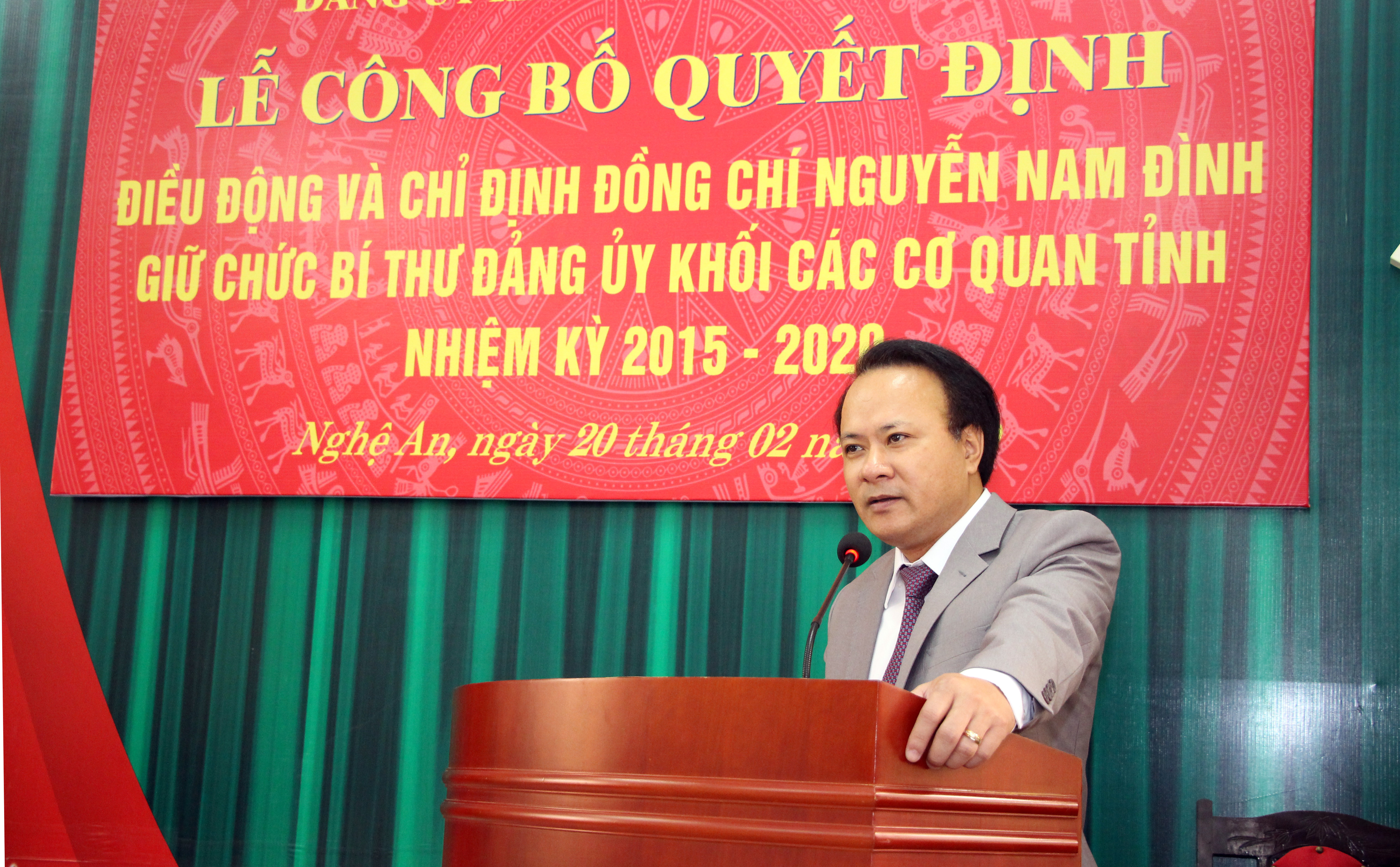 Tân Bí thư Đảng ủy Khối các cơ quan tỉnh Nguyễn Nam Đình phát biểu nhận nhiệm vụ. Ảnh: Đào Tuấn 