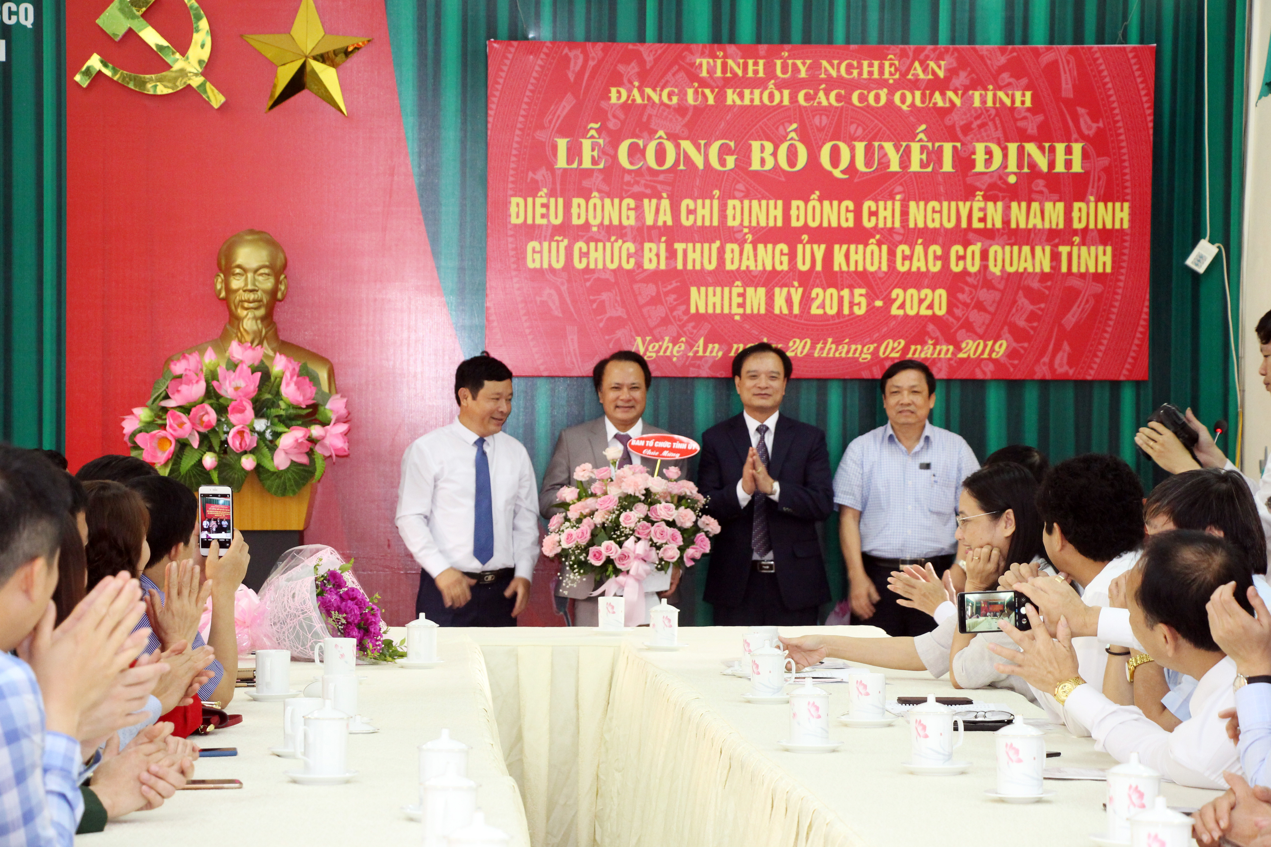 Các đồng chí lãnh đạo Ban Tổ chức Tỉnh ủy tặng hoa chúc mừng đồng chí Nguyễn Nam Đình. Ảnh: Đào Tuấn 