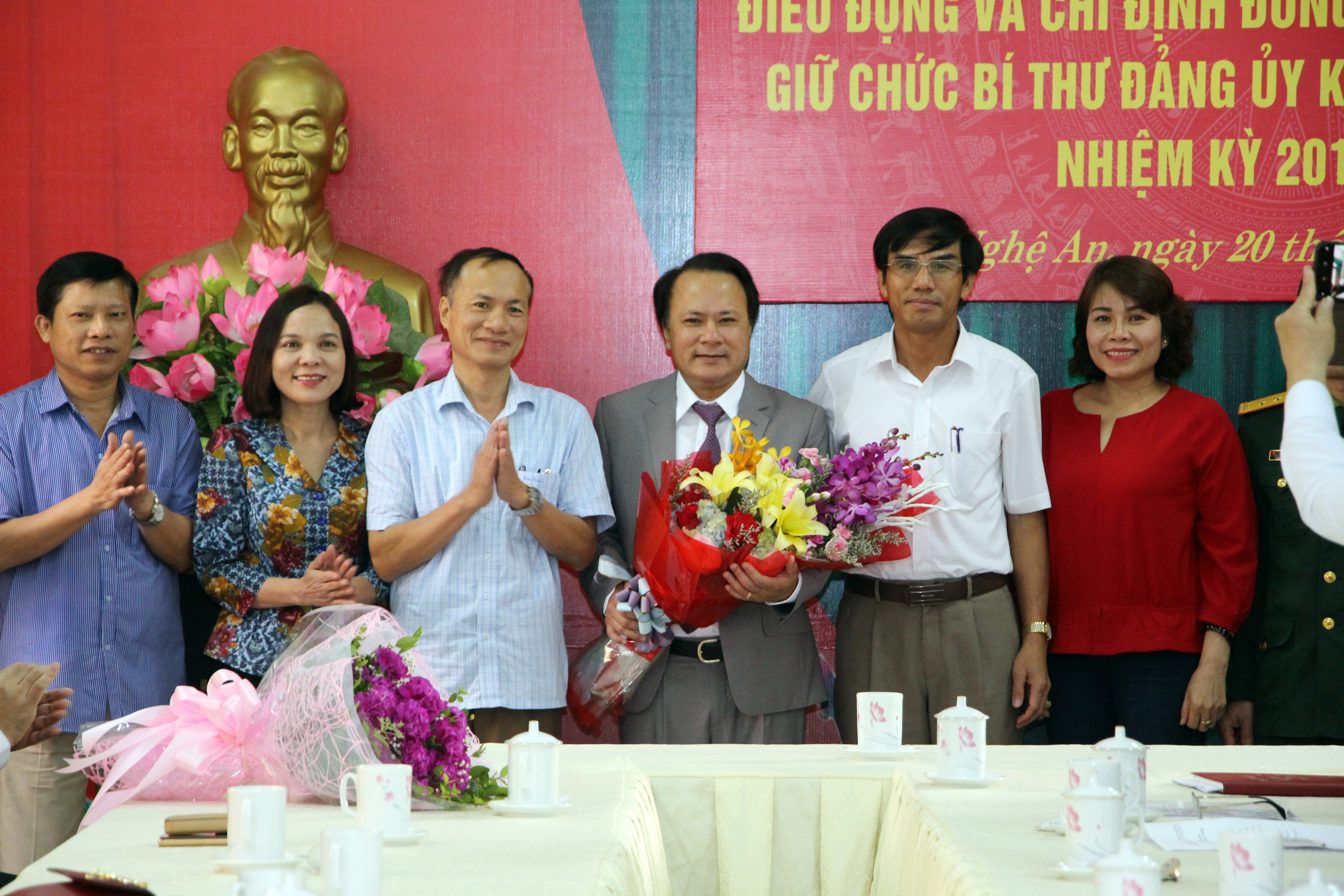 Đại diện lãnh đạo thị xã Cửa Lò tặng hoa chúc mừng đồng chí Nguyễn Nam Đình. Ảnh: Đào Tuấn 