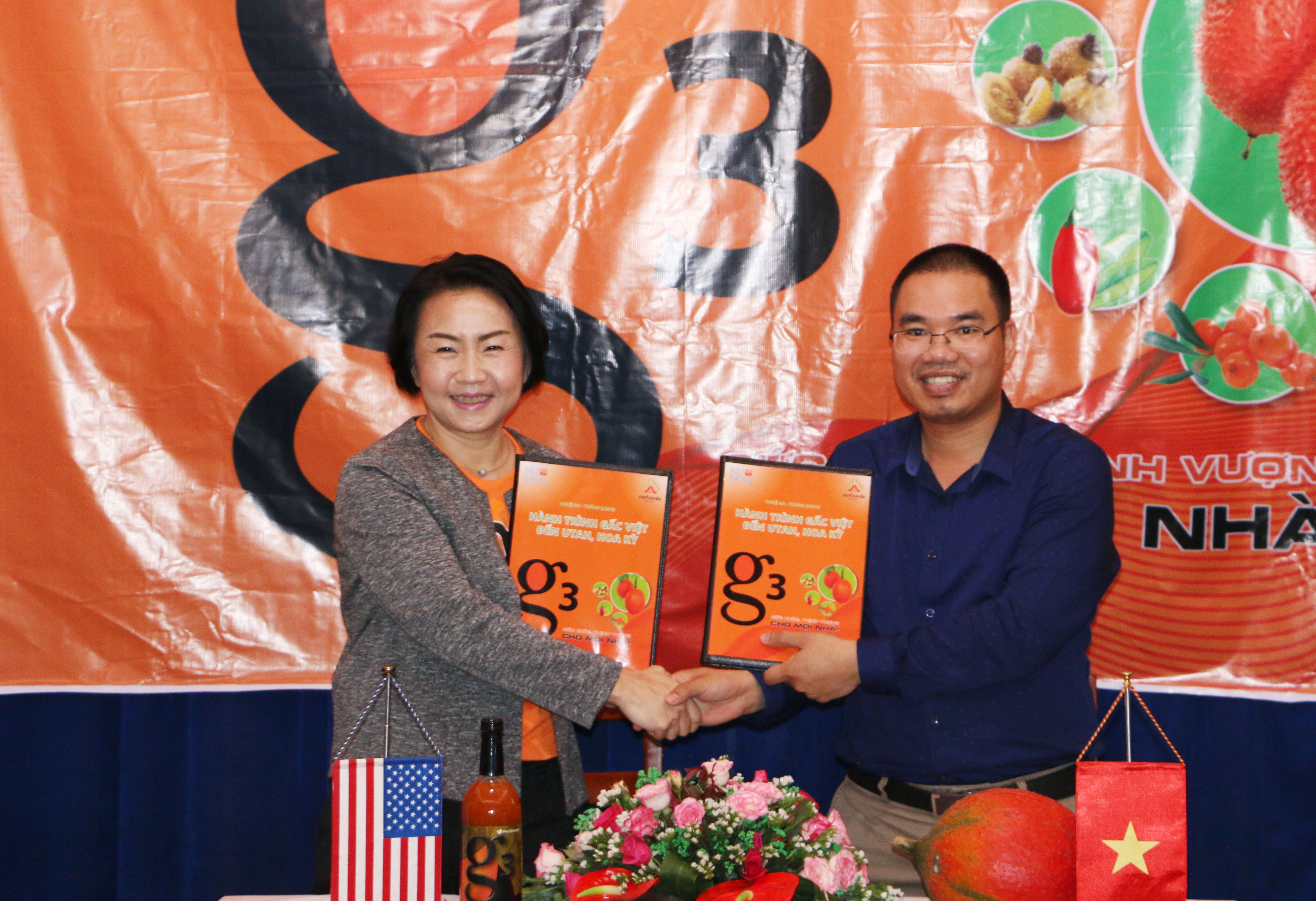 Đại diện Nu Skin Việt Nam và Nafoods trao biên bản ghi nhớ. Ảnh: Nguyễn Hải