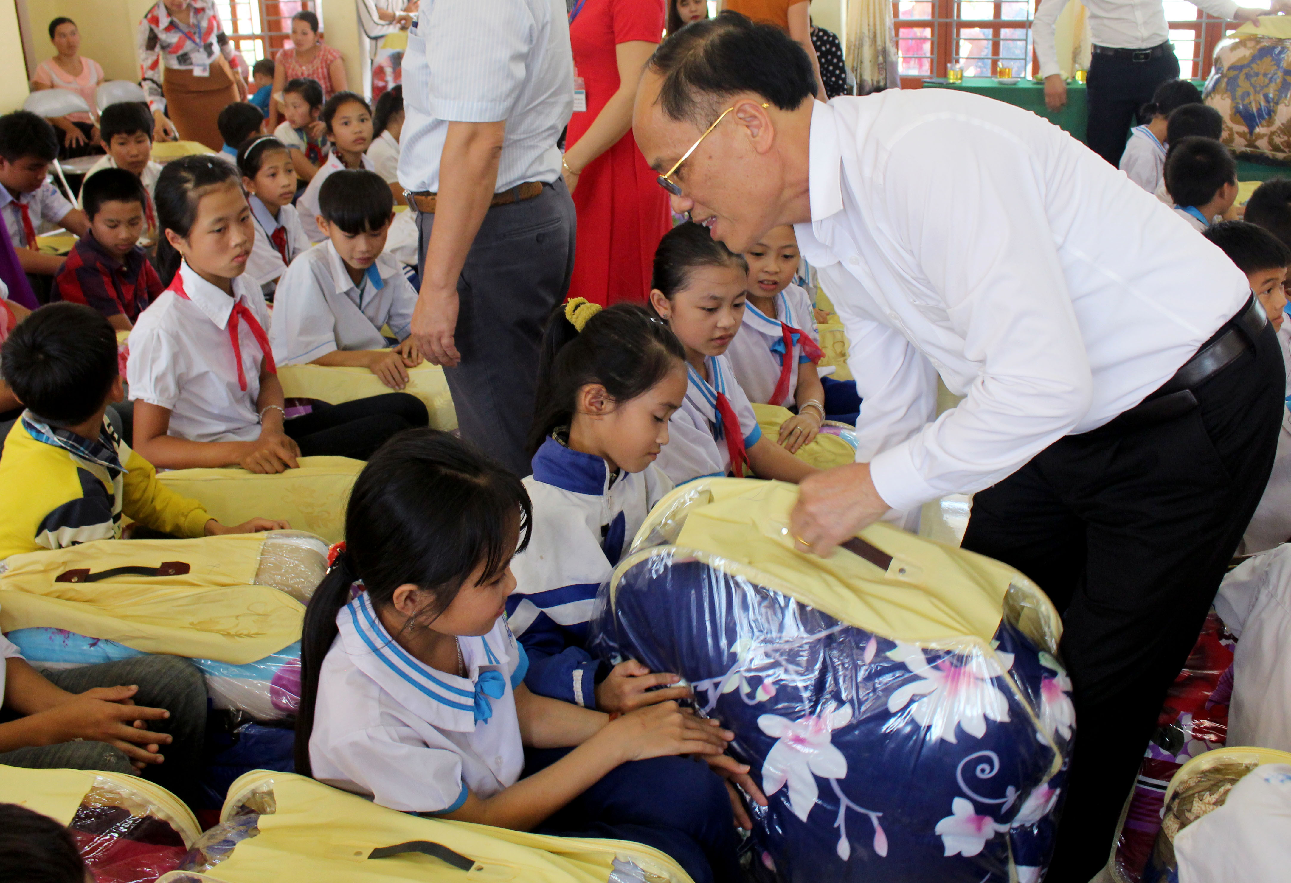 Đồng chí Đặng Cao Thắng –Phó Giám đốc Sở Lao động- Thương binh và Xã hội  tỉnh Nghệ An tặng quà cho các em học sinh nghèo tại xã Châu Hạnh.
