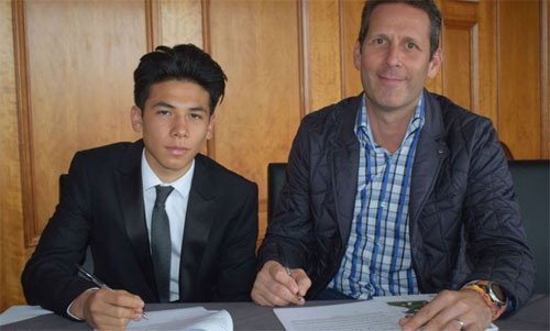 Ben Davis (trái) ký hợp đồng với Fulham năm ngoái. Ảnh: FFC