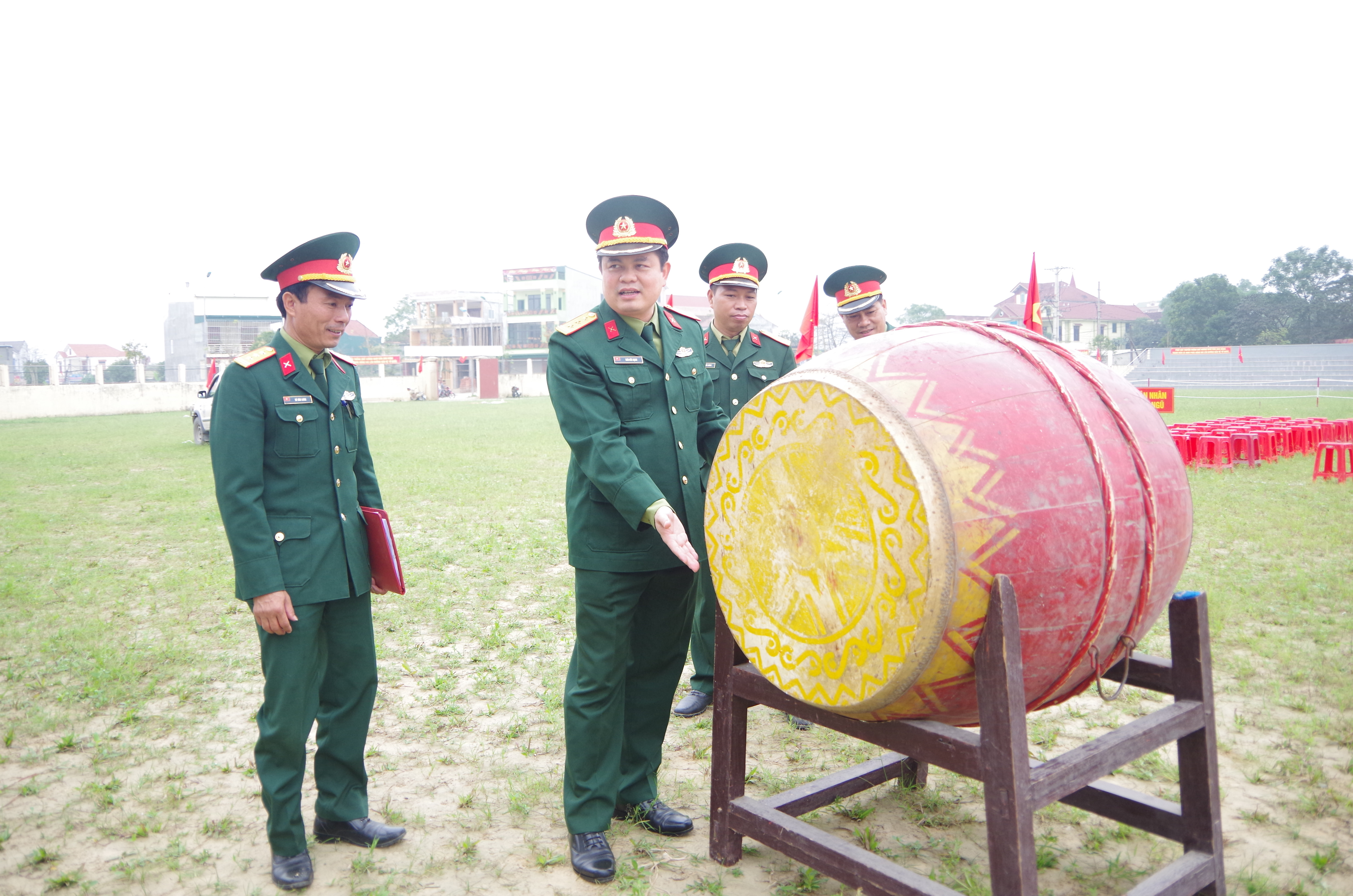 Thượng tá Thái Đức Hạnh cùng đoàn công tác kiểm tra công tác chuẩn bị cho Lễ giao - nhận quân năm 2019 tại huyện Nam Đàn. Ảnh: Trọng Kiên