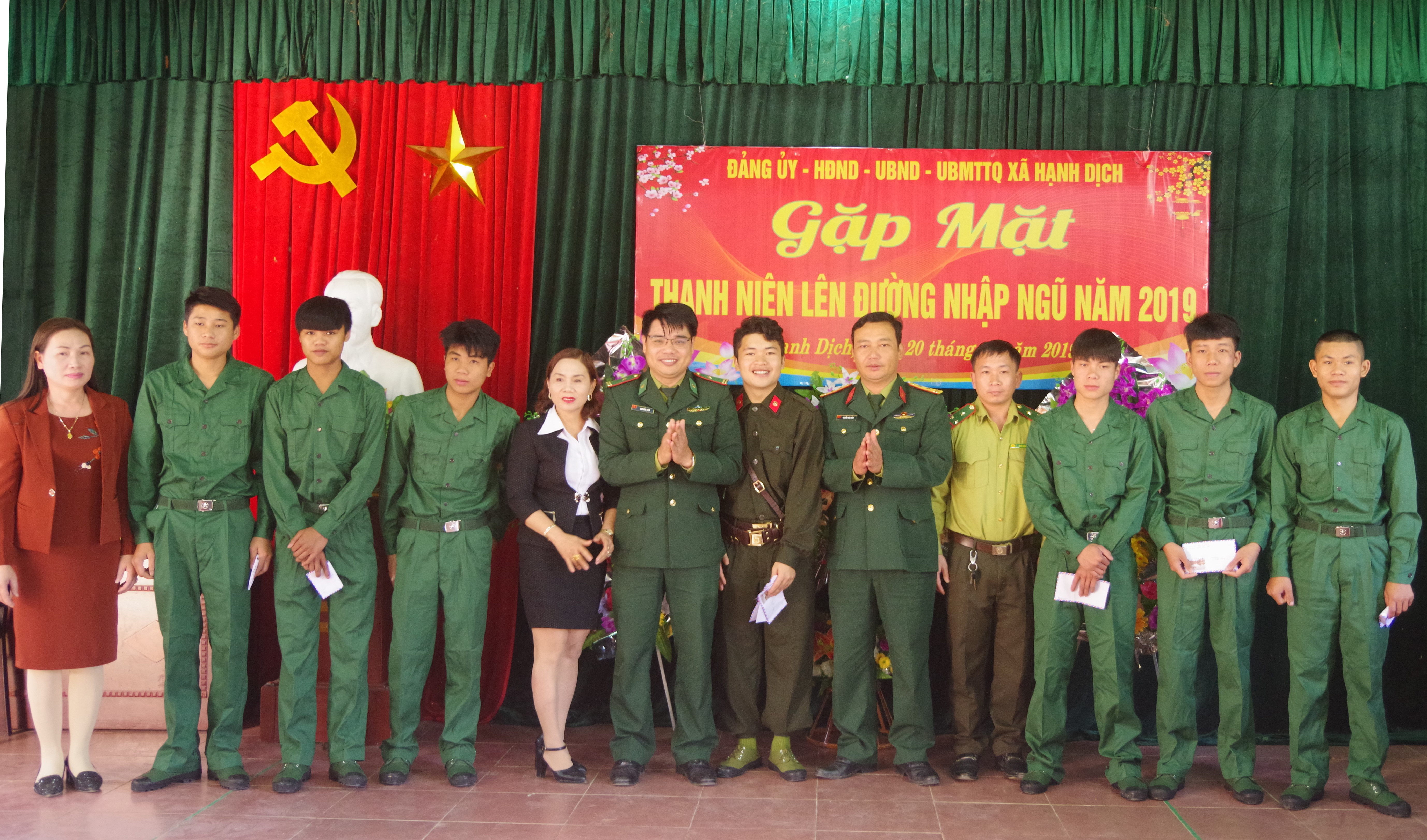 Tại buổi gặp mặt, cấp ủy, chính quyền, các đoàn thể xã Hạnh Dịch, Đồn BP Hạnh Dịch đã tặng quà cho thanh niên lên đường nhập ngũ. Ảnh: Hùng Phong