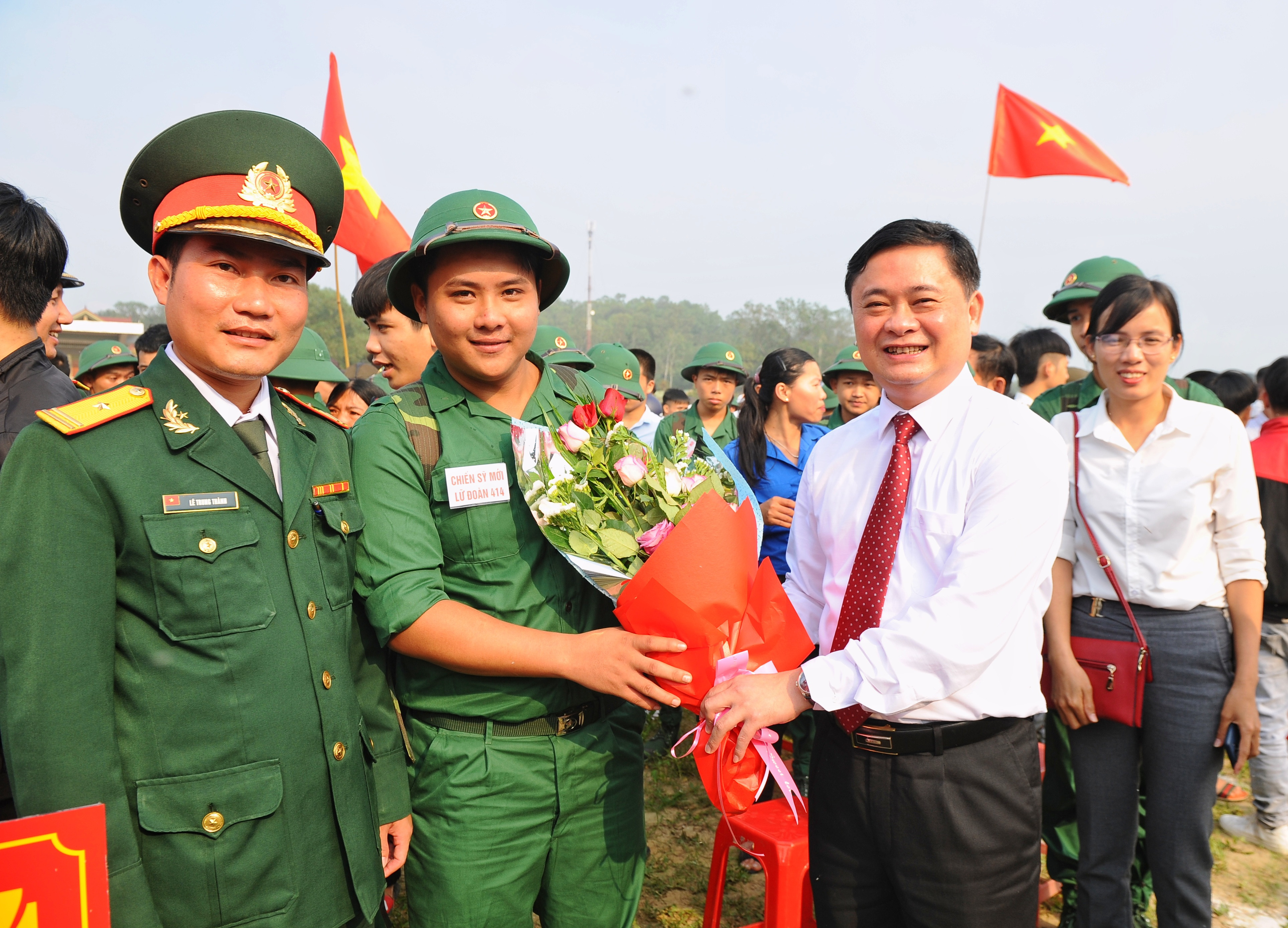 Đồng chí Thái Thanh Quý tặng hoa động viên các tân binh lên đường nhập ngũ. Ảnh: Thành Cường