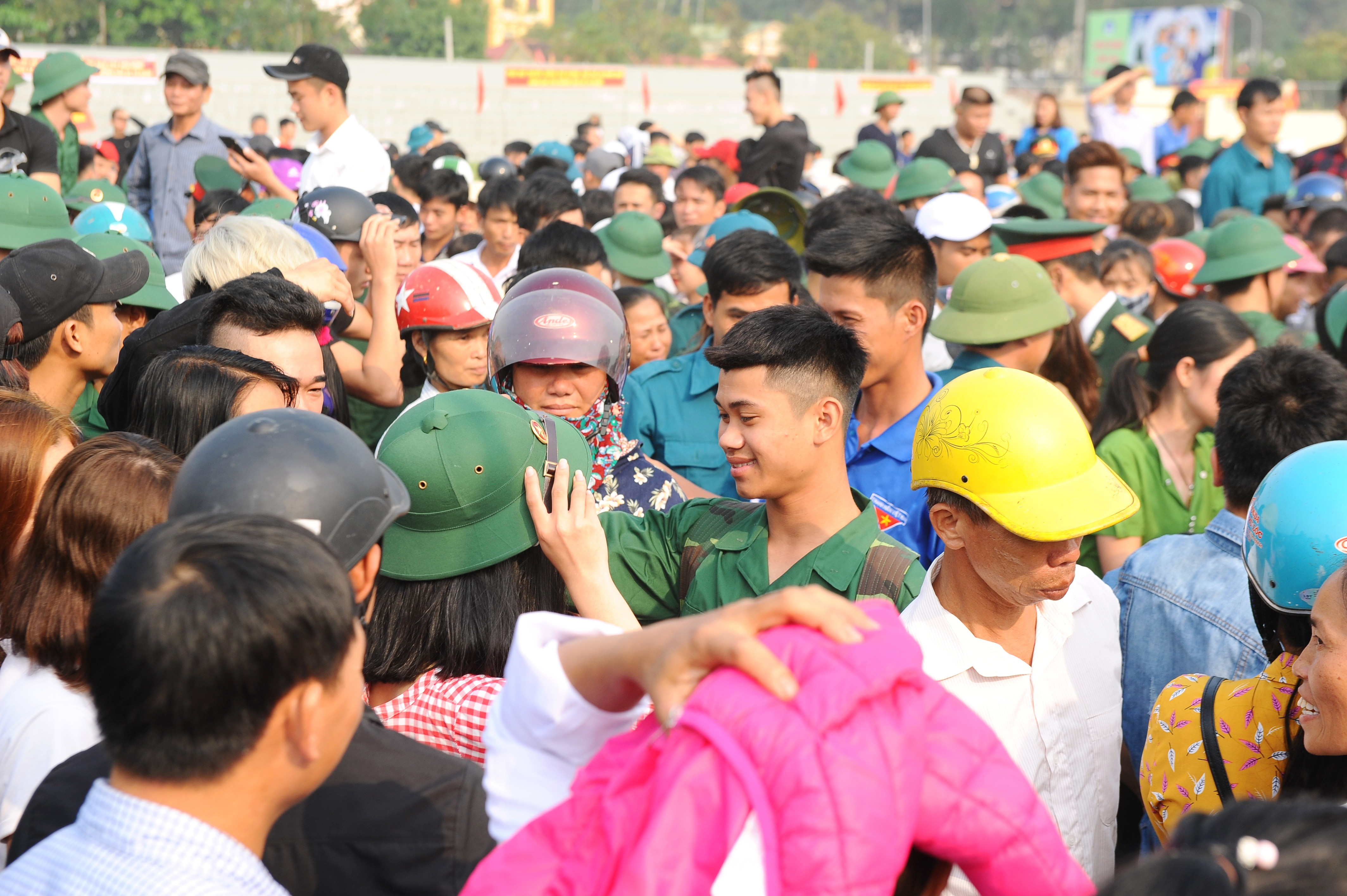 170 tân binh của huyện Nam Đàn tạm biệt gia đình, người thân lên đường bảo vệ tổ quốc. Ảnh: Thành Cường