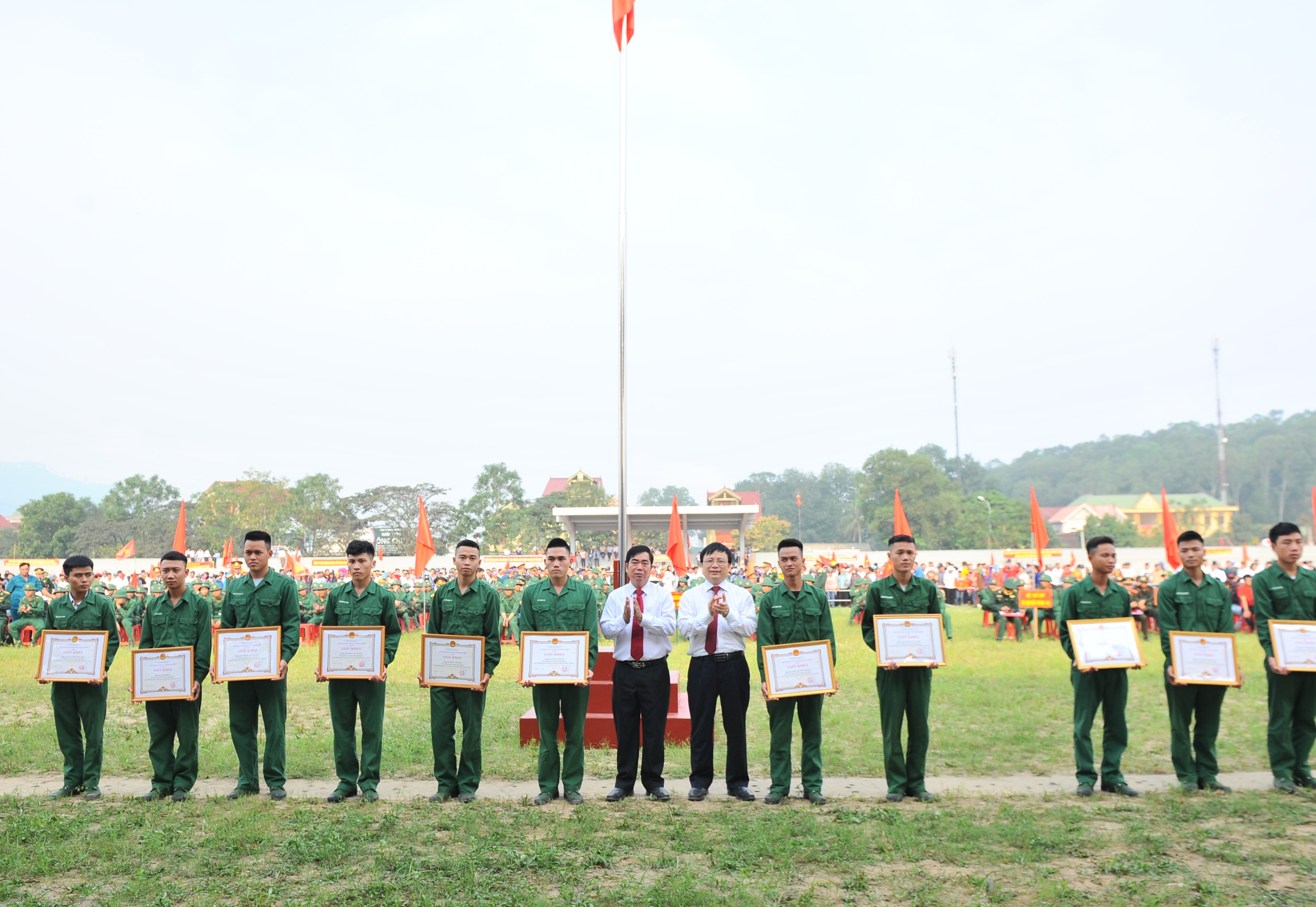 UBND huyện Nam Đàn trao tặng giấy khen có các quân nhân hoàn thành suất sắc nhiệm vụ trở về. Ảnh: Thành Cường