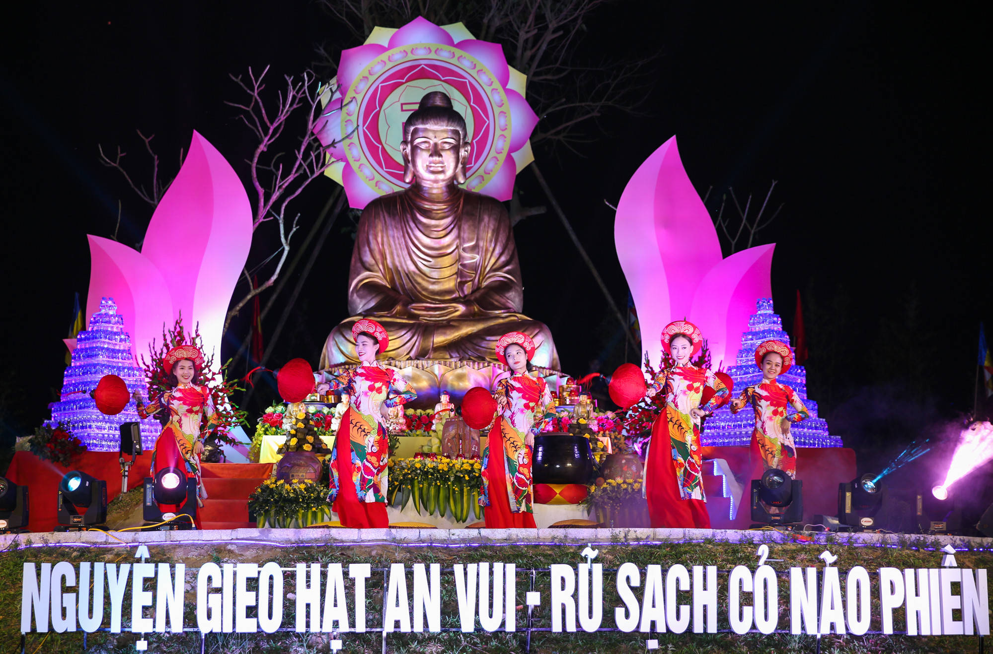Dưới chân tượng Phật Thích Ca Mâu Ni Phật tử sẽ cầm trên tay đóa hồng, niệm những lới ước nguyện tốt đẹp, cầu cho một năm mới Kỷ Hợi với nhiều niềm an lạc trong tâm hồn, cầu cho quốc thái dân an.