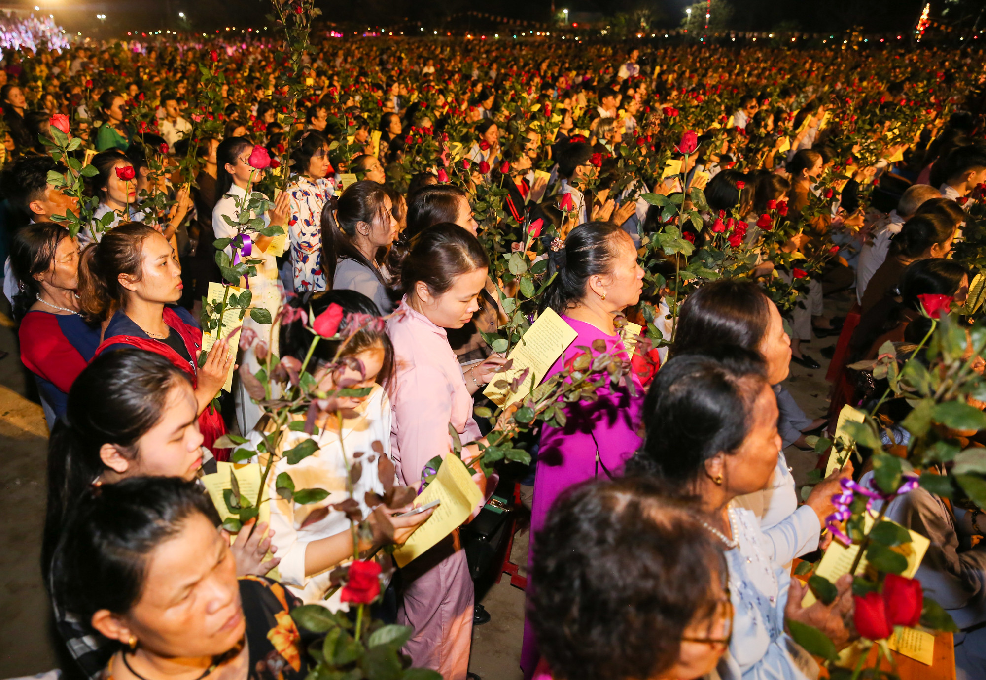 Mỗi người cầm trên tay một đóa hồng tượng trưng cho vẻ đẹp của đất trời của lòng người để dâng lên đức Phật. 