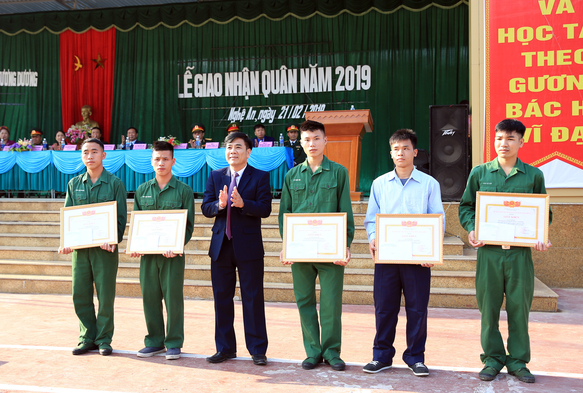 Đại diện của UBND huyện Tương Dương tặng thưởng cho 05 cựu quân nhân đã hoàn xuất sắc nhiệm vụ trong đợt nhập ngũ vừa qua. Ảnh: Hồ Phương