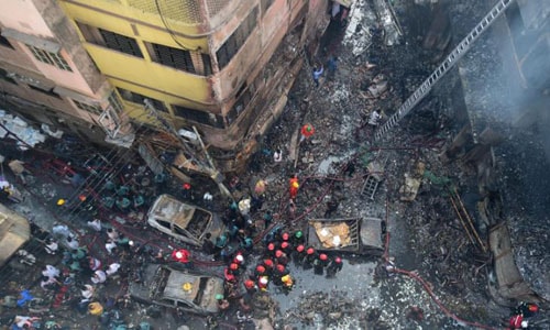 Khung cảnh hoang tàn ở Chawkbazar sáng 21/2sau khi ngọn lửa được dập tắt. Ảnh: AFP.