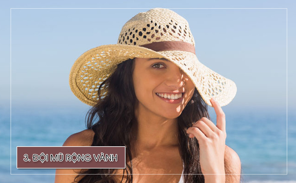 Một chiếc mũ rộng vành giúp bạn bảo vệ các khu vực thường xuyên tiếp xúc với ánh nắng dưới cường độ cao như tai, mắt, trán, mũi, da đầu… do đó giúp ngăn chặn các tia UV hiệu quả hơn.