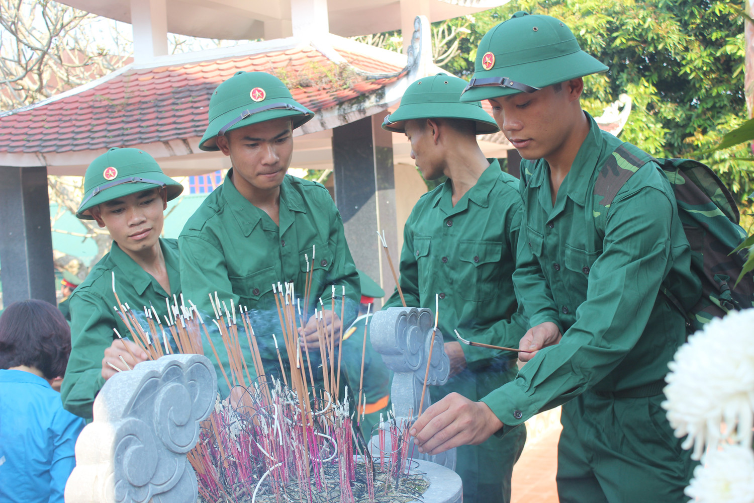 Các tân binh làm lễ dâng hương tại Nghĩa trang liệt sĩ huyện Con Cuông trước ngày tòng quân. Ảnh: Tường Vi