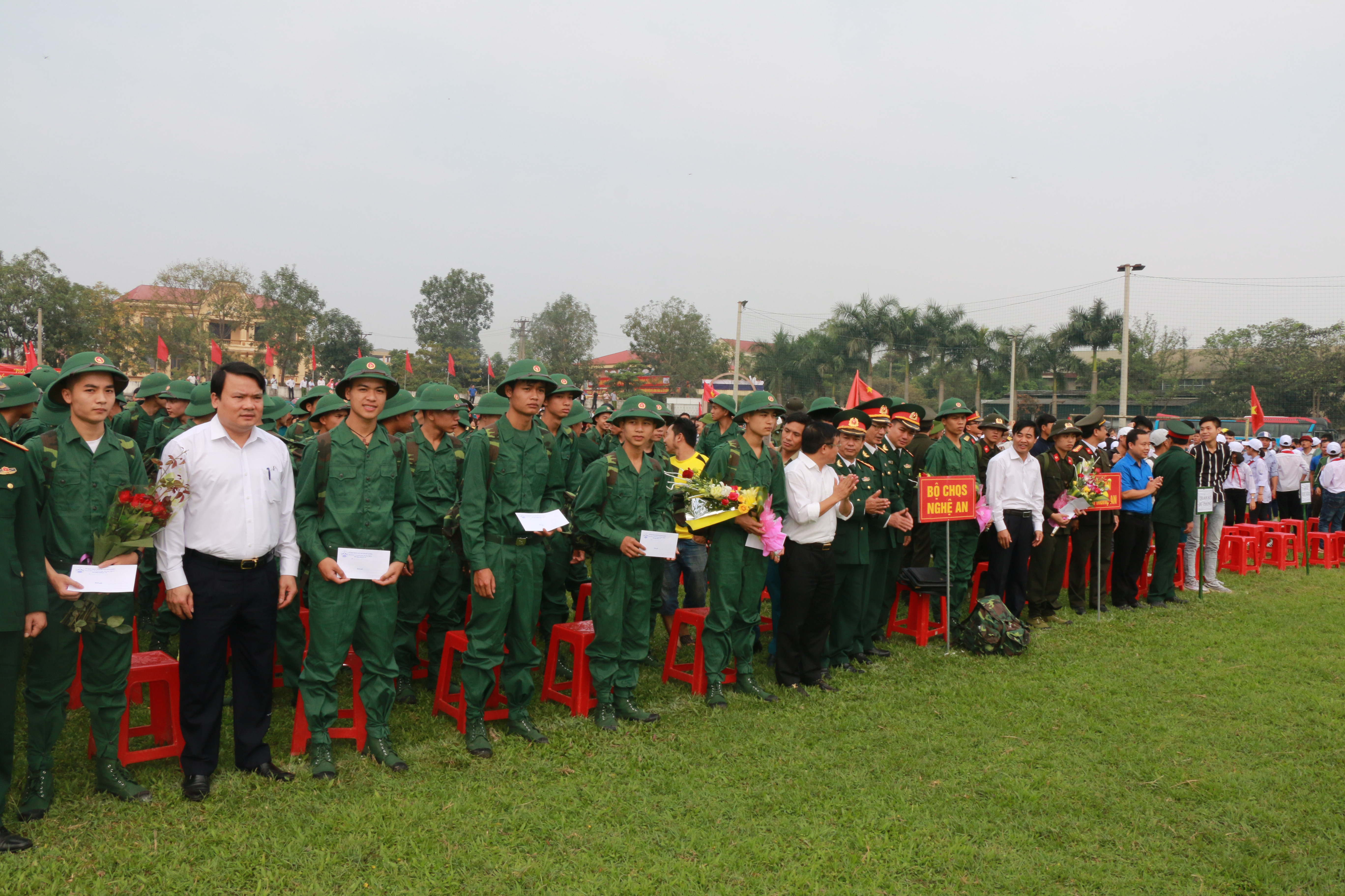 Các đồng chí lãnh đạo huyện Đô Lương tặng hoa và quà động viên các chiến sĩ nhập ngũ. Ảnh: Hữu Hoàn