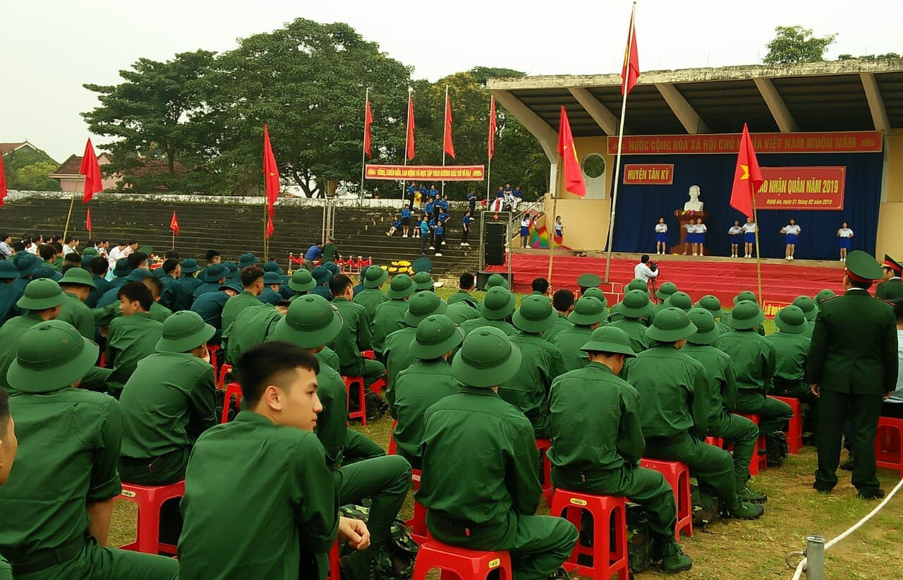 Toàn cảnh buổi lễ giao, nhận quân tại huyện Tân Kỳ. Ảnh: Nguyễn Hường