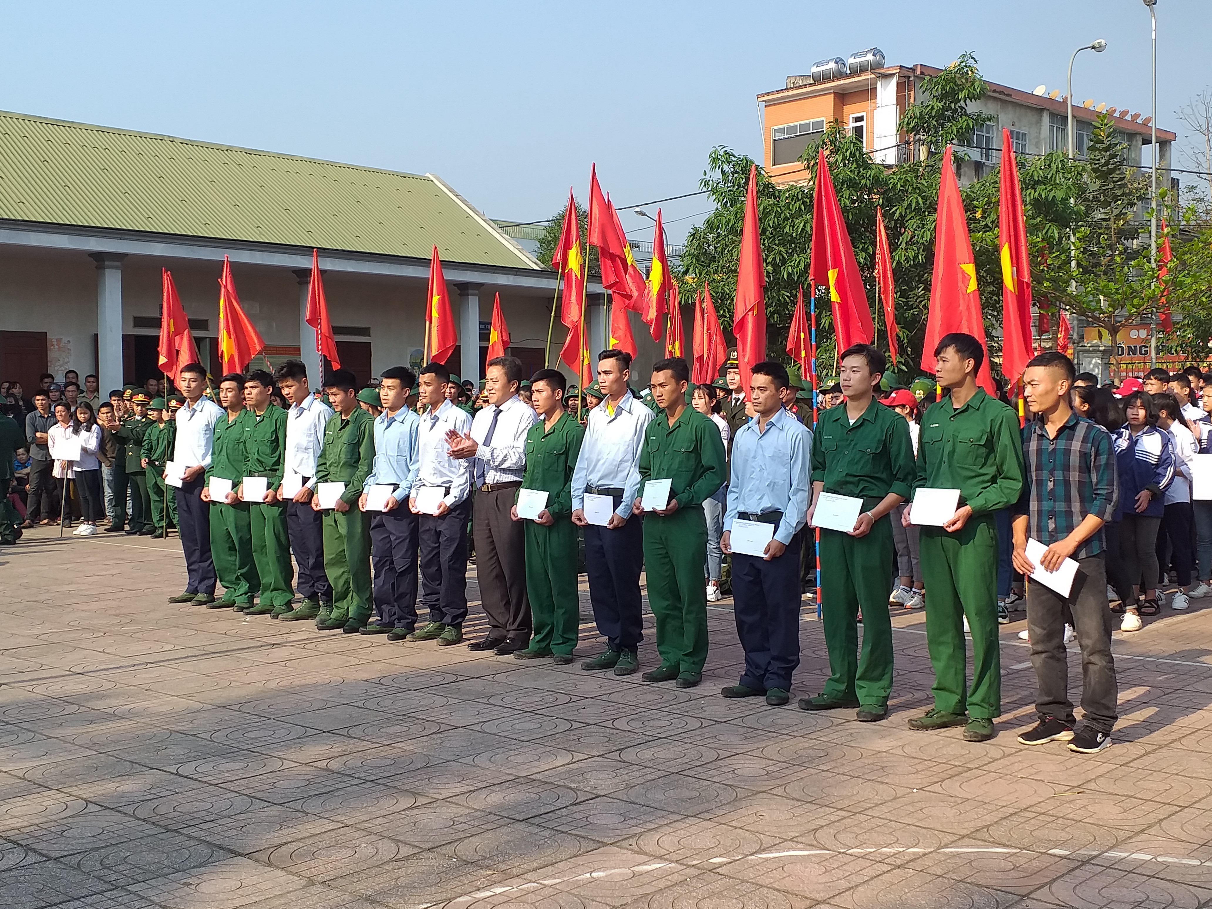 Lãnh đạo huyện Quế Phong đã tặng hoa và quà cho các tân binh. Ảnh: Vân Thanh