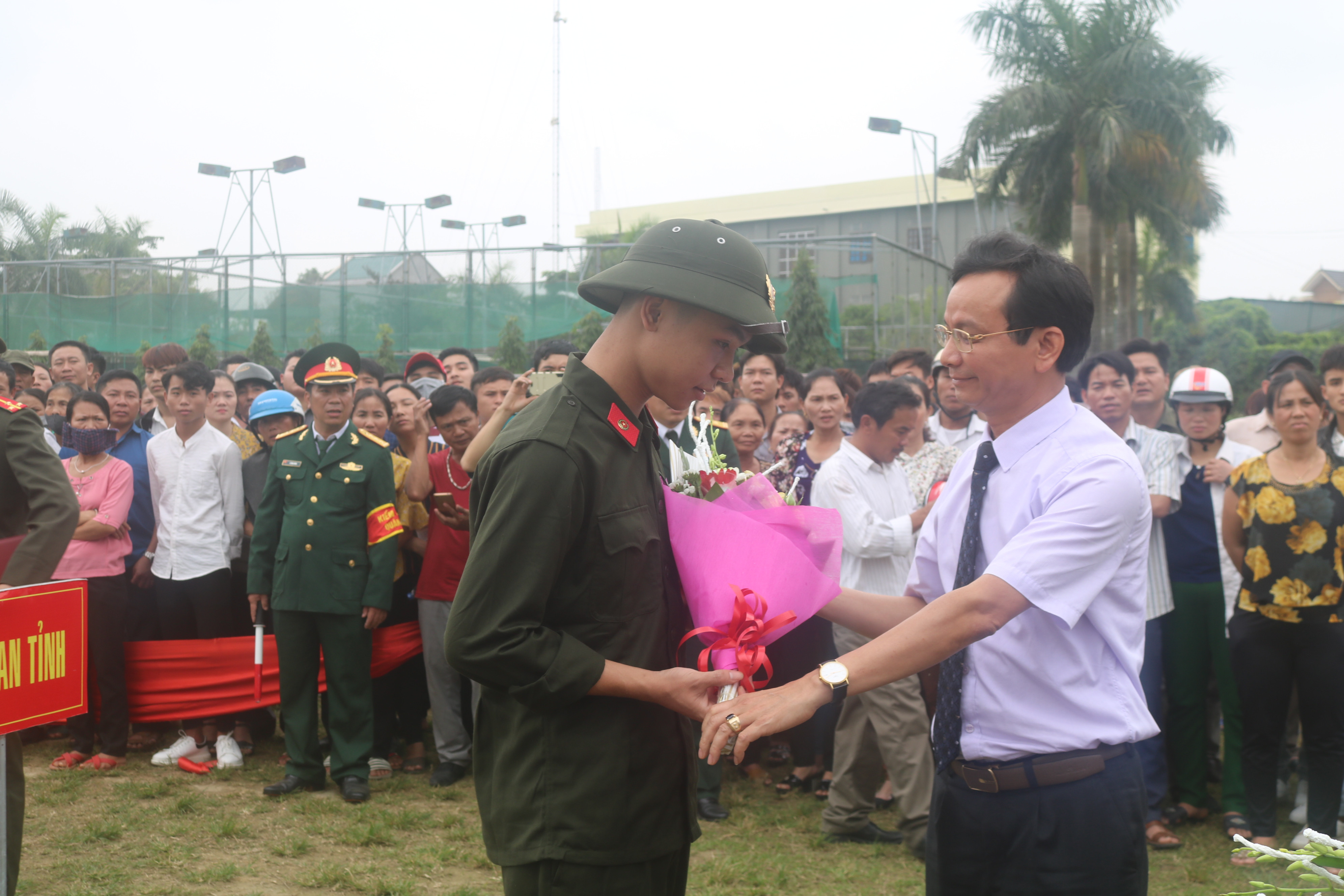 Lãnh đạo huyện Quỳnh Lưu tặng hoa tân binh. Ảnh: Lê Nhung